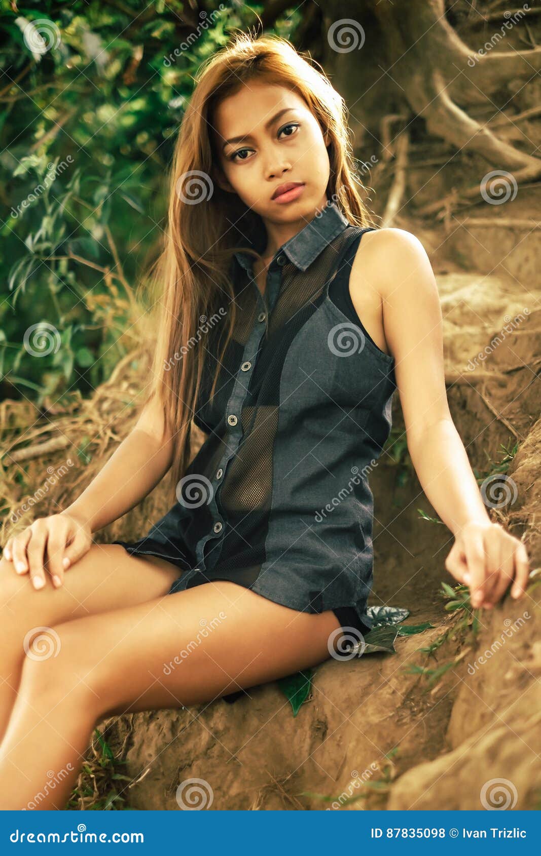 Jeune Fille Asiatique Sexy Et Belle Sasseyant Sur Lau Sol De Colline