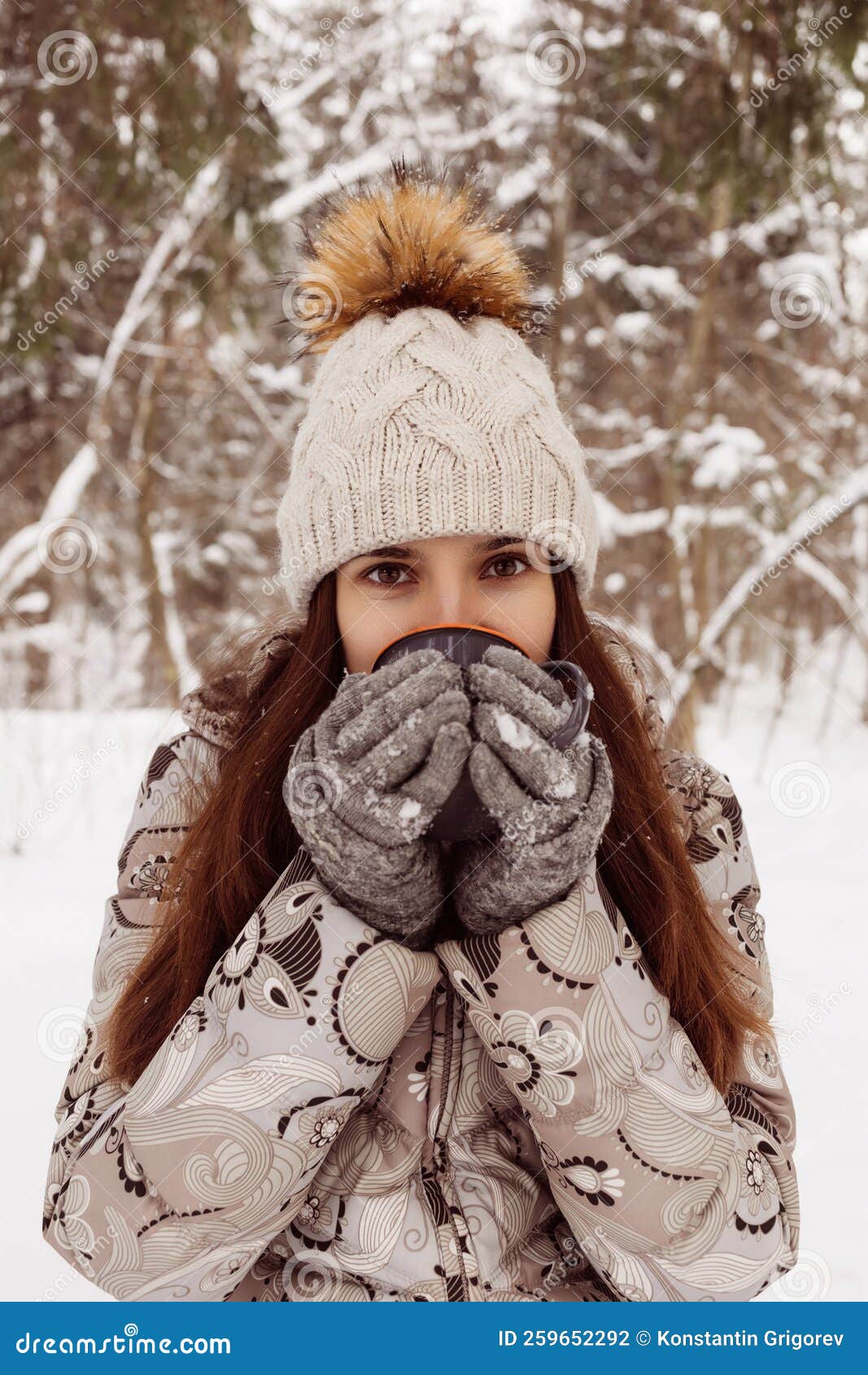 Extérieur Debout De Petite Fille Dans La Neige Temps Froid D'hiver Photo  stock - Image du yeux, marche: 89587104