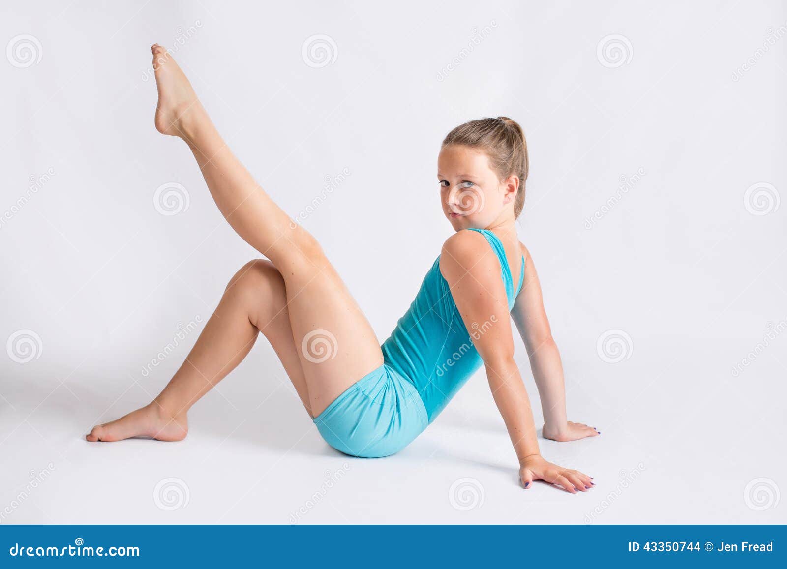 Jeune Fille Dans La Pose De Gymnastique Photo stock - Image du levage,  horizontal: 43350744