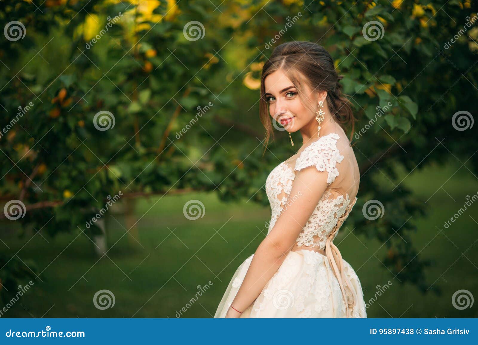 Jeune Fille Dans La Robe De Mariage En Parc Posant Pour Le