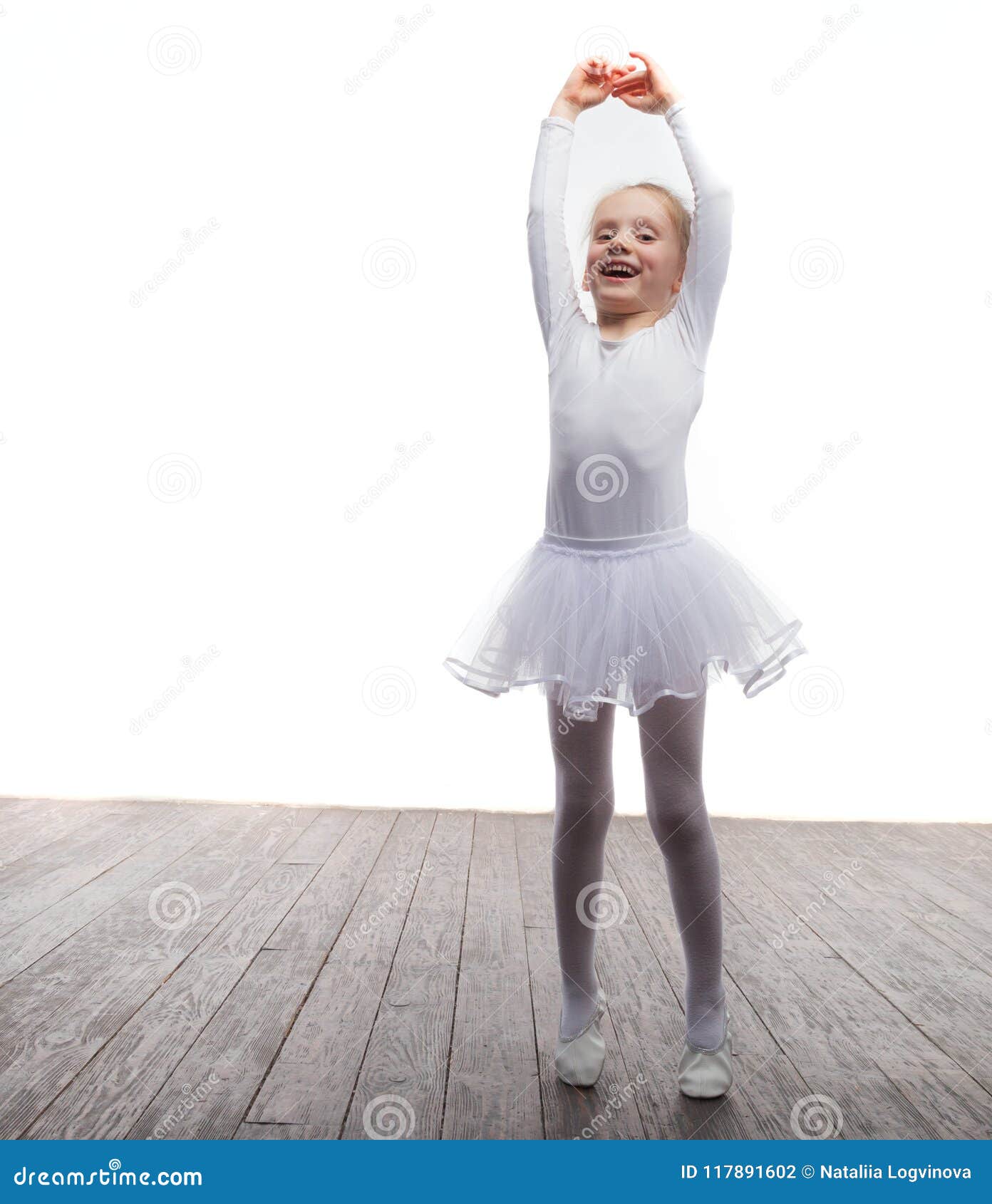 Fille Danseuse De Ballet En Jupe Tutu De Ballet Blanc Dansant Sur Fond  Blanc
