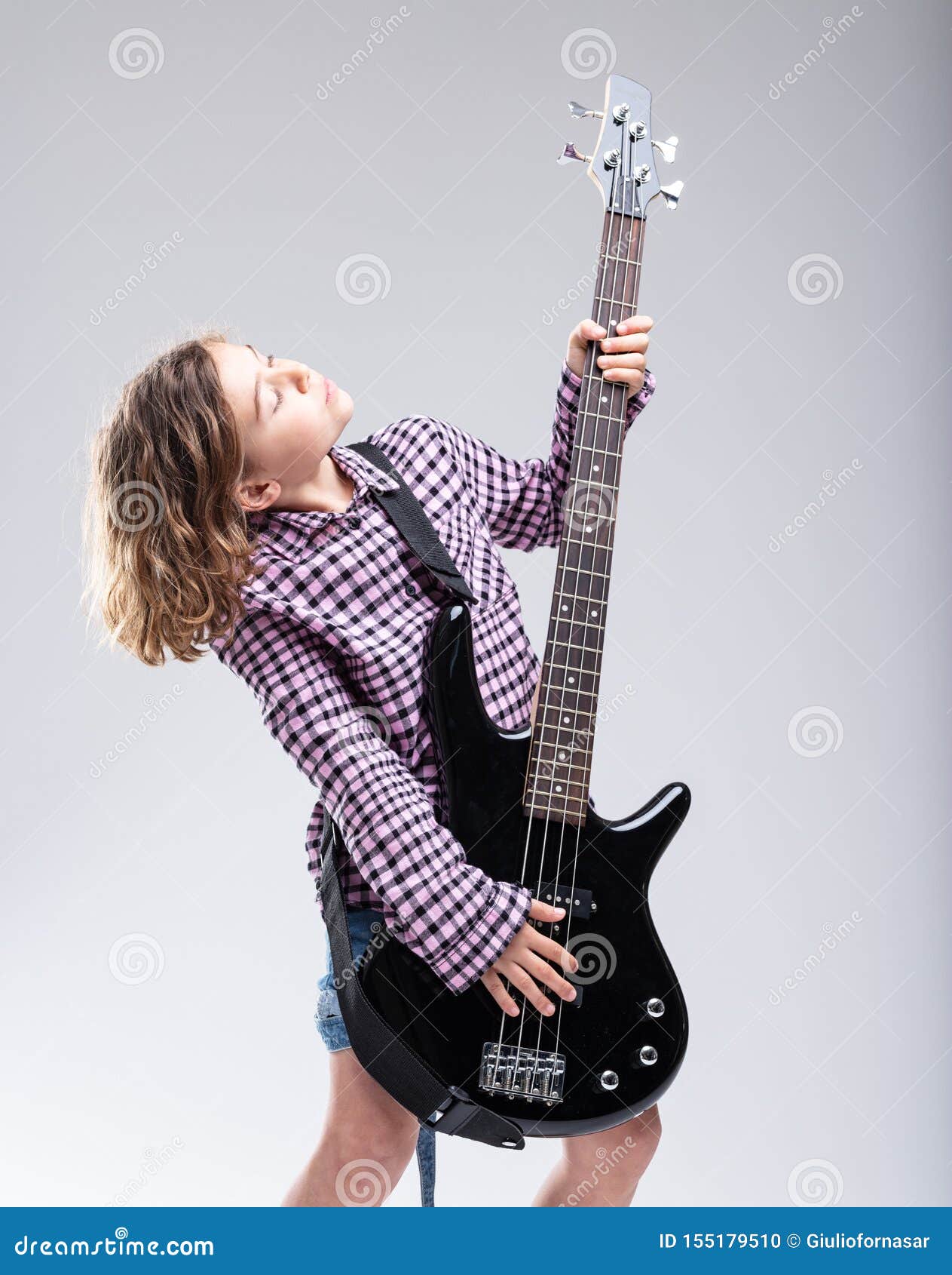 Jeune Fille Douée Avec Un Cadeau Pour La Musique De Guitare Photo