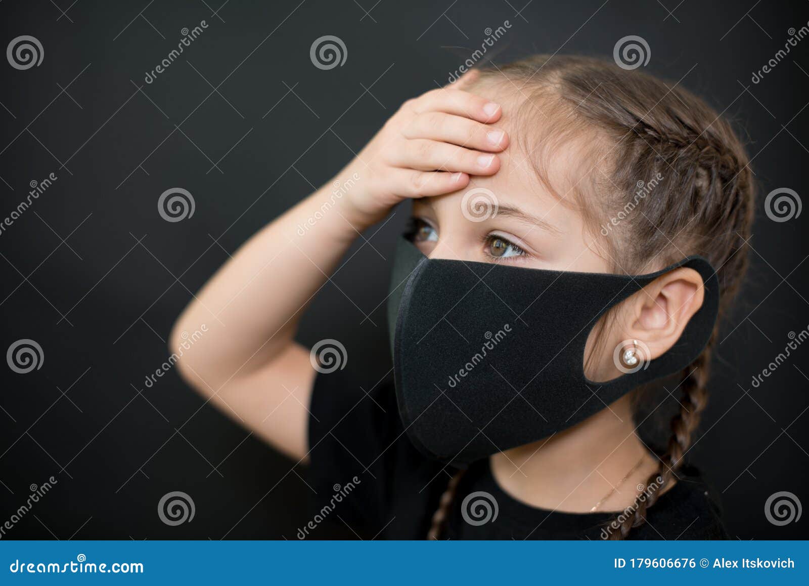 Jeune Fille En Protection Stérile Masque Médical Sur Son Visage a La  Température De Chaleur Tenir Tête Avec La Main Sur Fond Noir. Photo stock -  Image du médecine, fièvre: 179606676