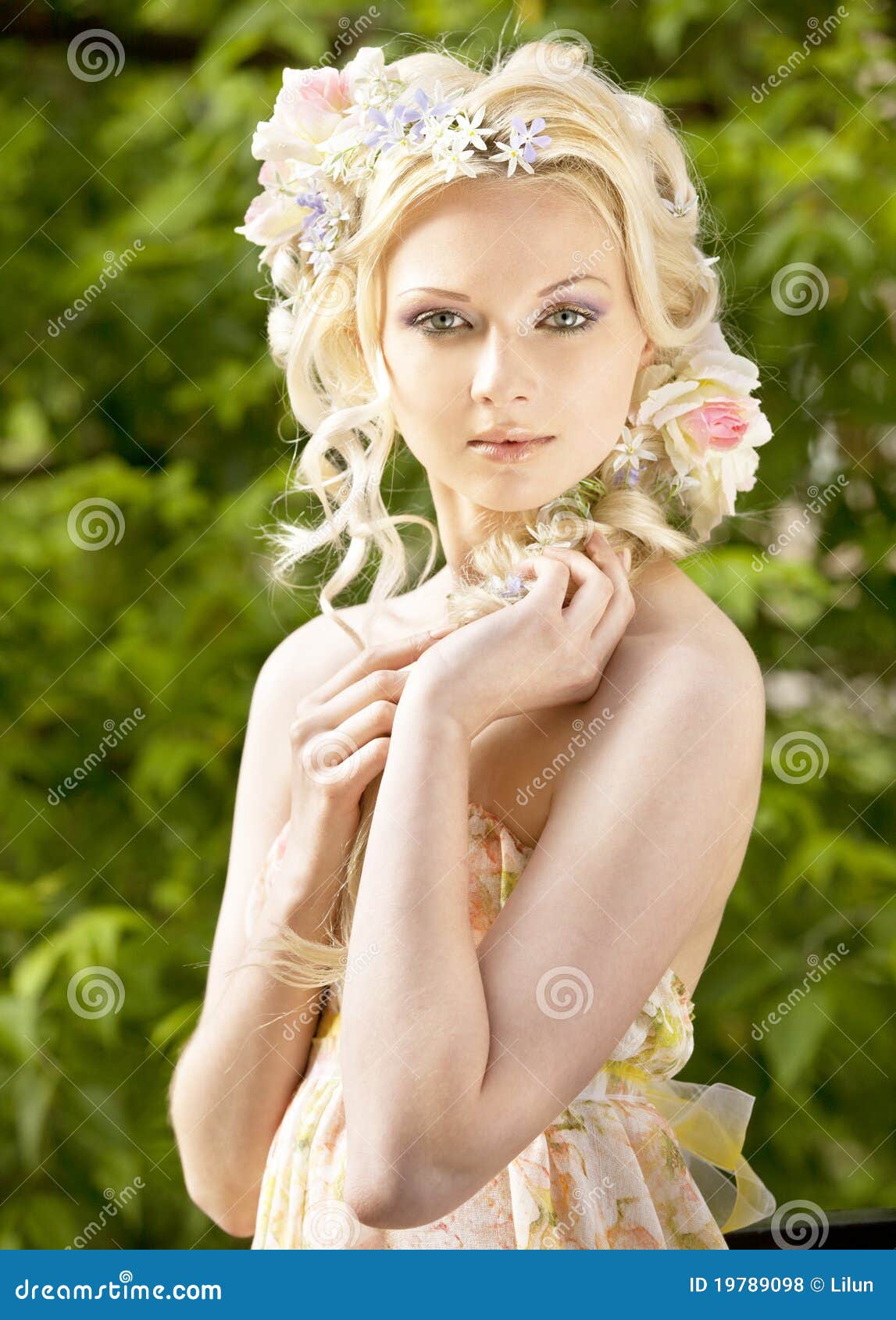 Petite Fille 5 Ans De Blonde Sentant Une Fleur Pendant L'été Photo stock -  Image du cheveu, jour: 91030876