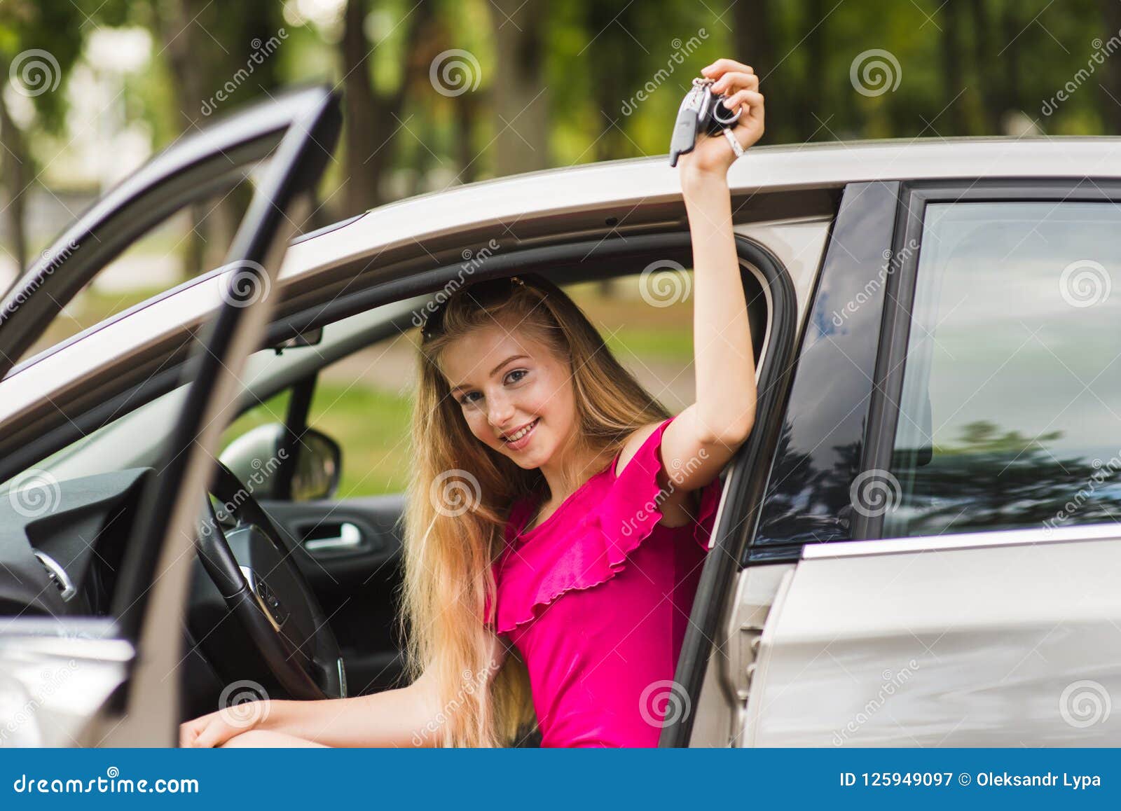 Fille à L'intérieur D'une Voiture De Luxe