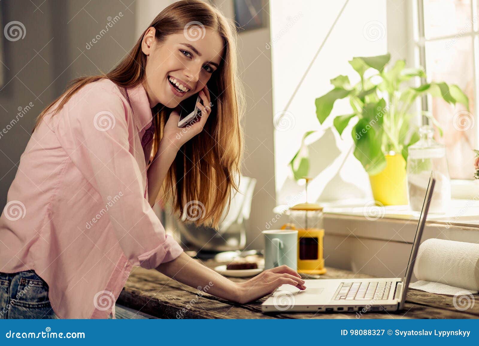 Жена сидит в телефоне. Женщина работает дома телефонам. Девушка в интерьере возле компьютера. Девушка работает в доме вечером. Девушка работает с документами.