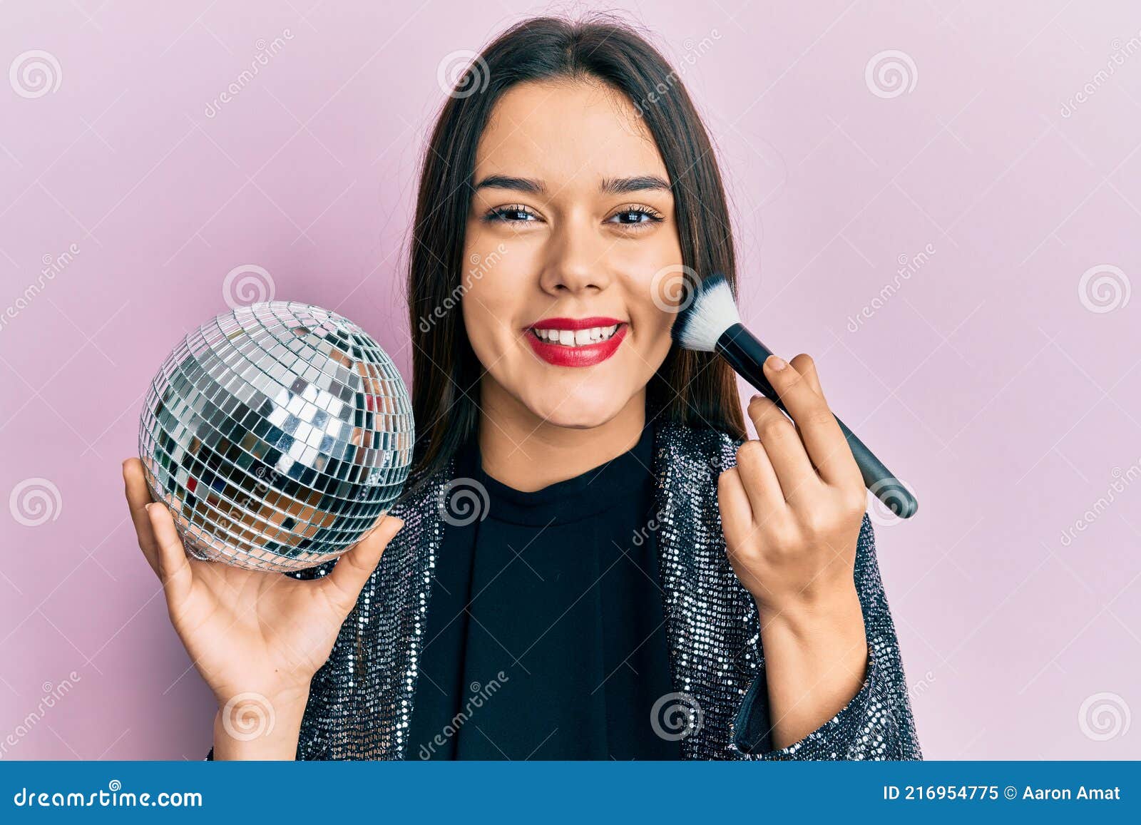 Jeune Fille Hispanique Tenant La Boule De Disco Brillante Et La Brosse De Maquillage Souriant 