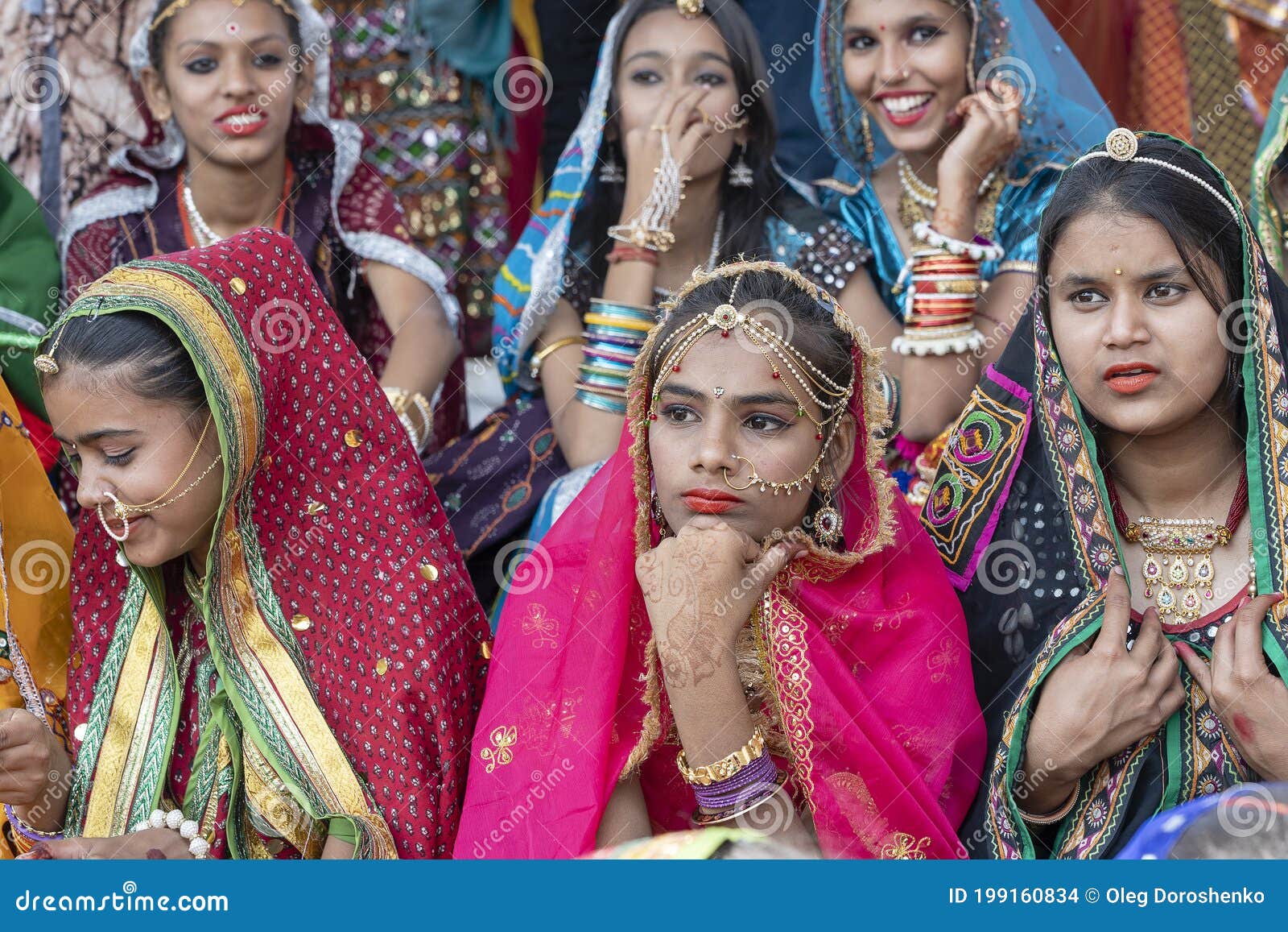 Jeune Fille Indienne Sur Le Chameau Mela Rajasthan Inde Fin De Pushkar De Temps Vers Le Haut