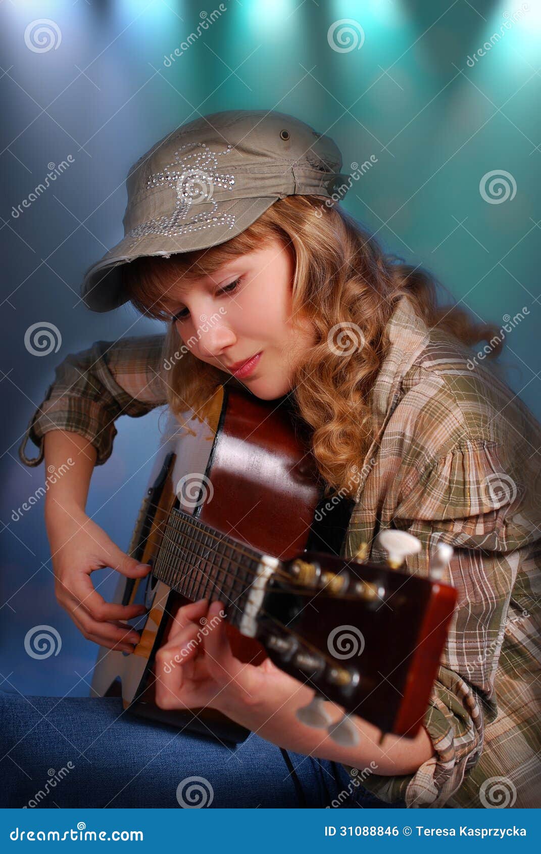 Jeune Fille Jouant La Guitare Sur L étape Photo Stock Image Du Acoustique Capuchon 31088846