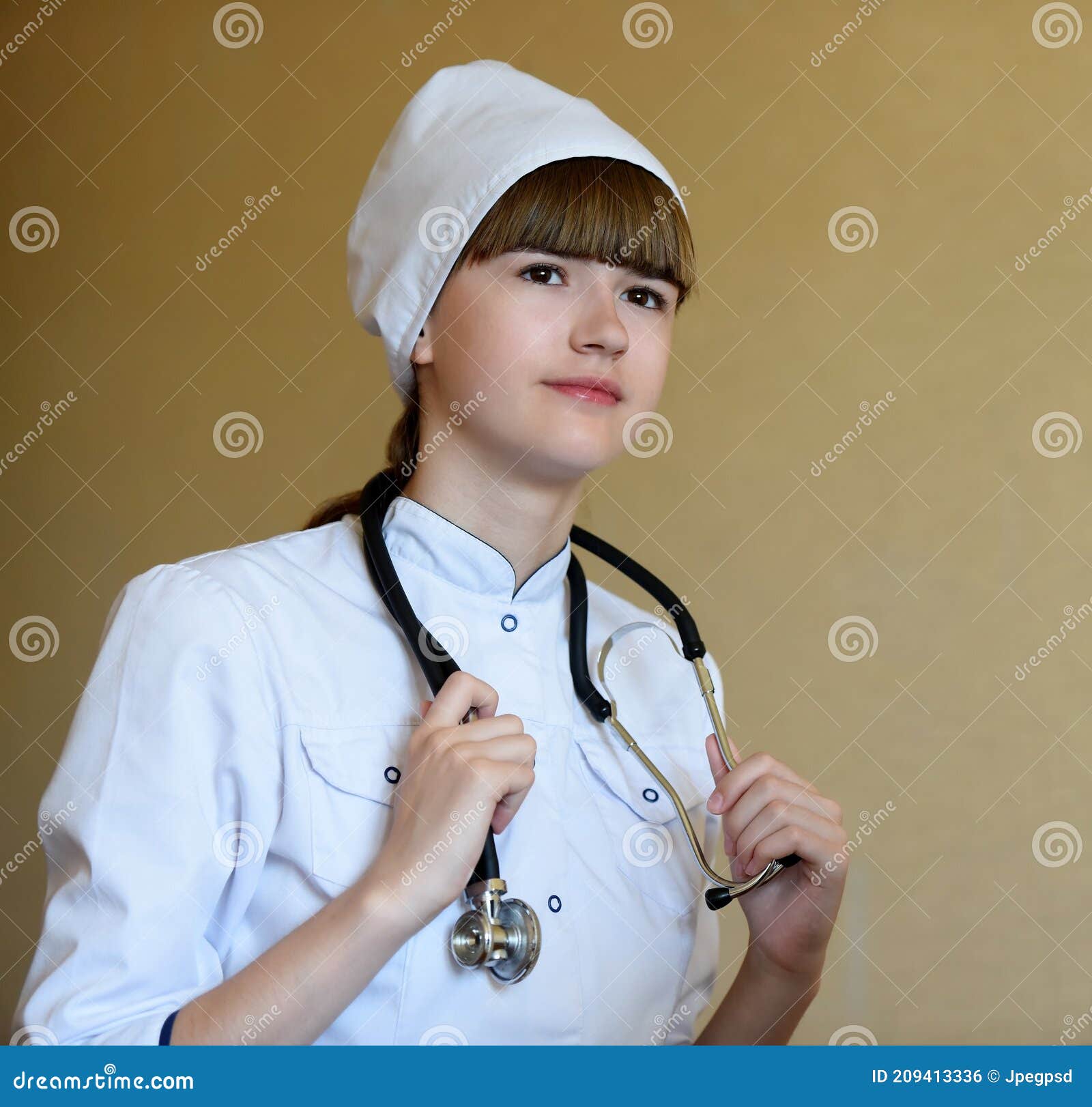 Jeune Fille Médecin Dans Un Manteau Blanc Avec Un Stéthoscope
