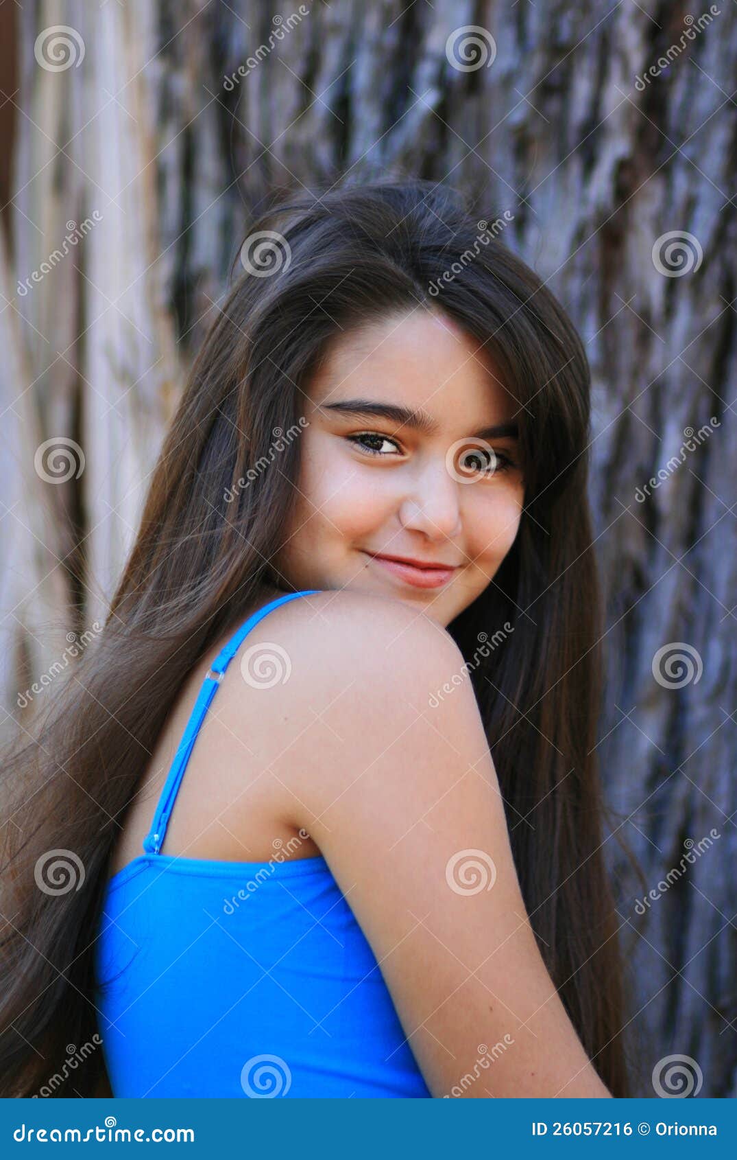 Jeune Fille Mignonne De Brunette Photo Stock Image Du Cheveu Oriental 26057216