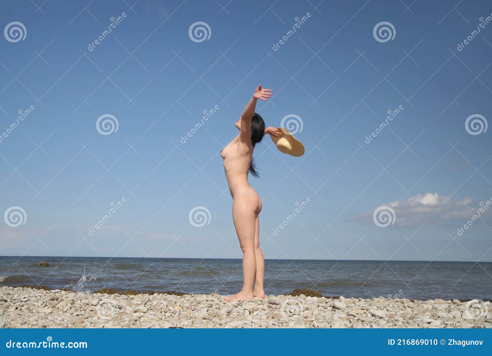 Adorable jeune fille nue sur la plage