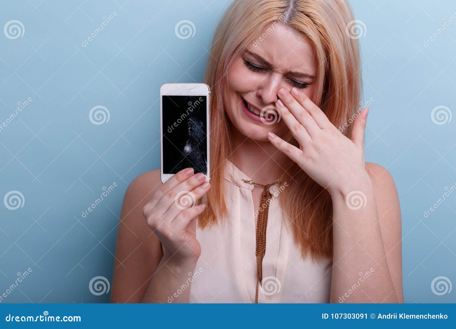 Jeune Fille, Pleurant Jugeant Un Téléphone Portable Cassé Disponible Plan  Rapproché Un Déjeuner Sec Dans Une Cuillère Image stock - Image du  dispositif, cassé: 107303091