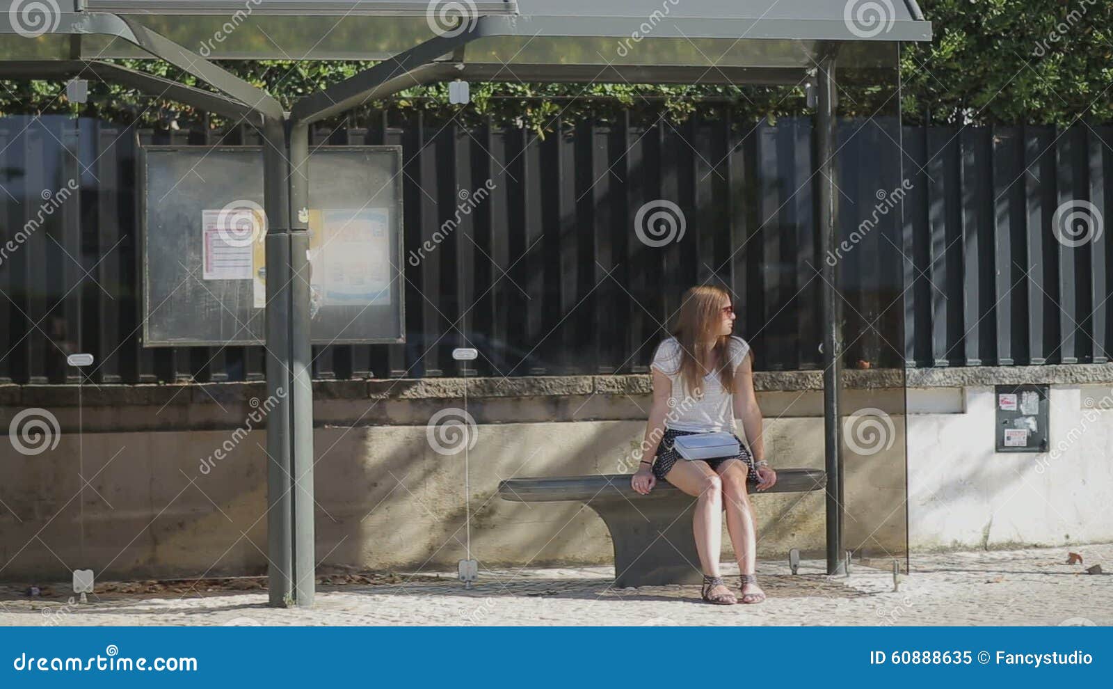 Jeune Fille Seule Attendant à L'arrêt D'autobus Dans La Jupe Clips ...
