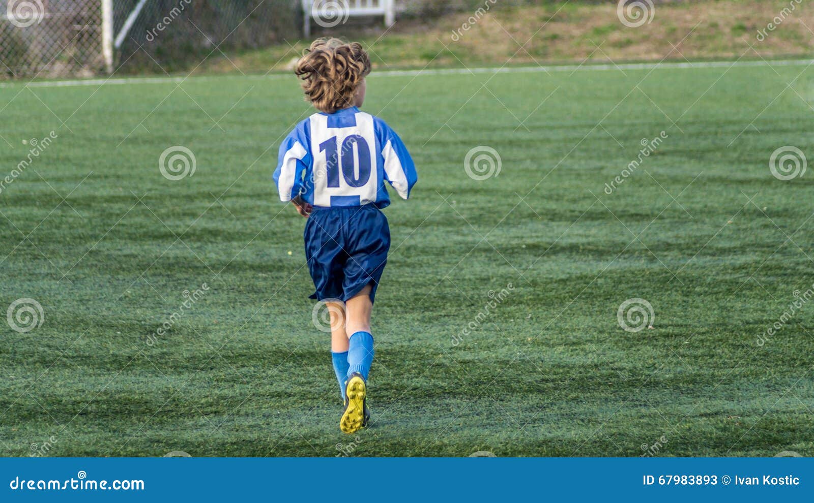 Le jeune footballeur doué avec le numéro 10 sur le débardeur Réchauffe pour le match Correspondance amicale entre les équipes Sumadija de Kragujevac contre Cukaricki de Belgrade Génération 2004 Photo prise en décembre 2015 Belgrade, Serbie