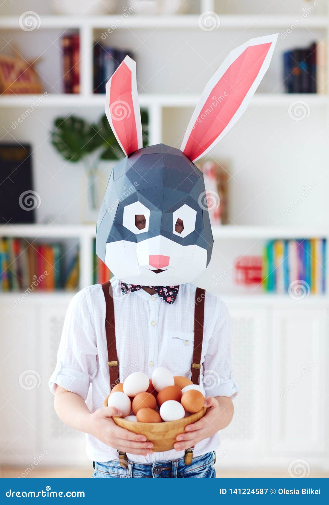 Jeune Garcon Dans Le Masque Polygonal De Lapin De Paques Posant Avec Un Bol Completement D Oeufs Image Stock Image Du Interieur Visage