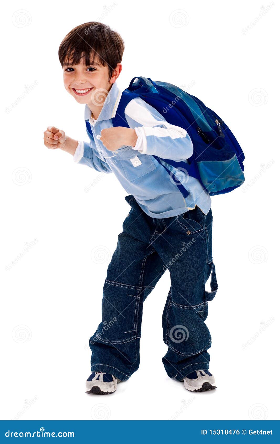 Jeune garçon adorable retenant son sac d'école. Jeune garçon adorable prêt pour l'école avec sa valise sur le fond blanc d'isolement
