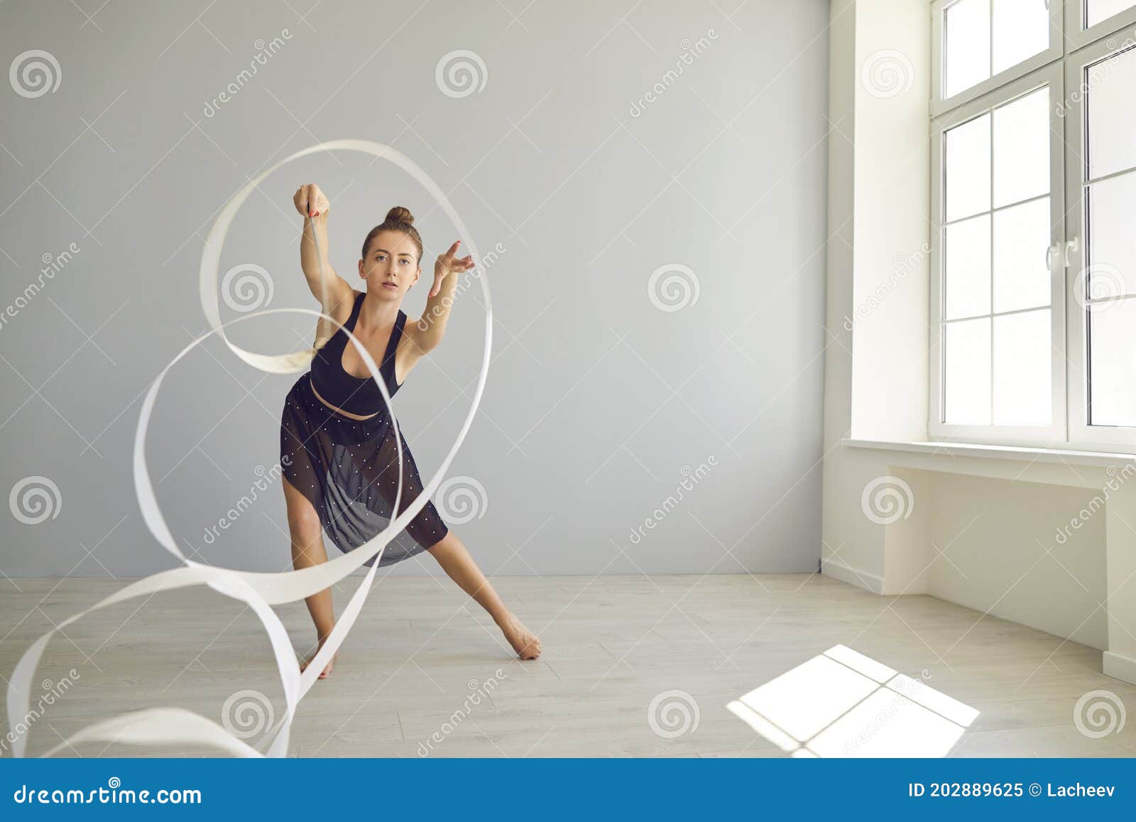 Femme Avec Le Ruban Pour Gymnastique Rythmique La Séance D