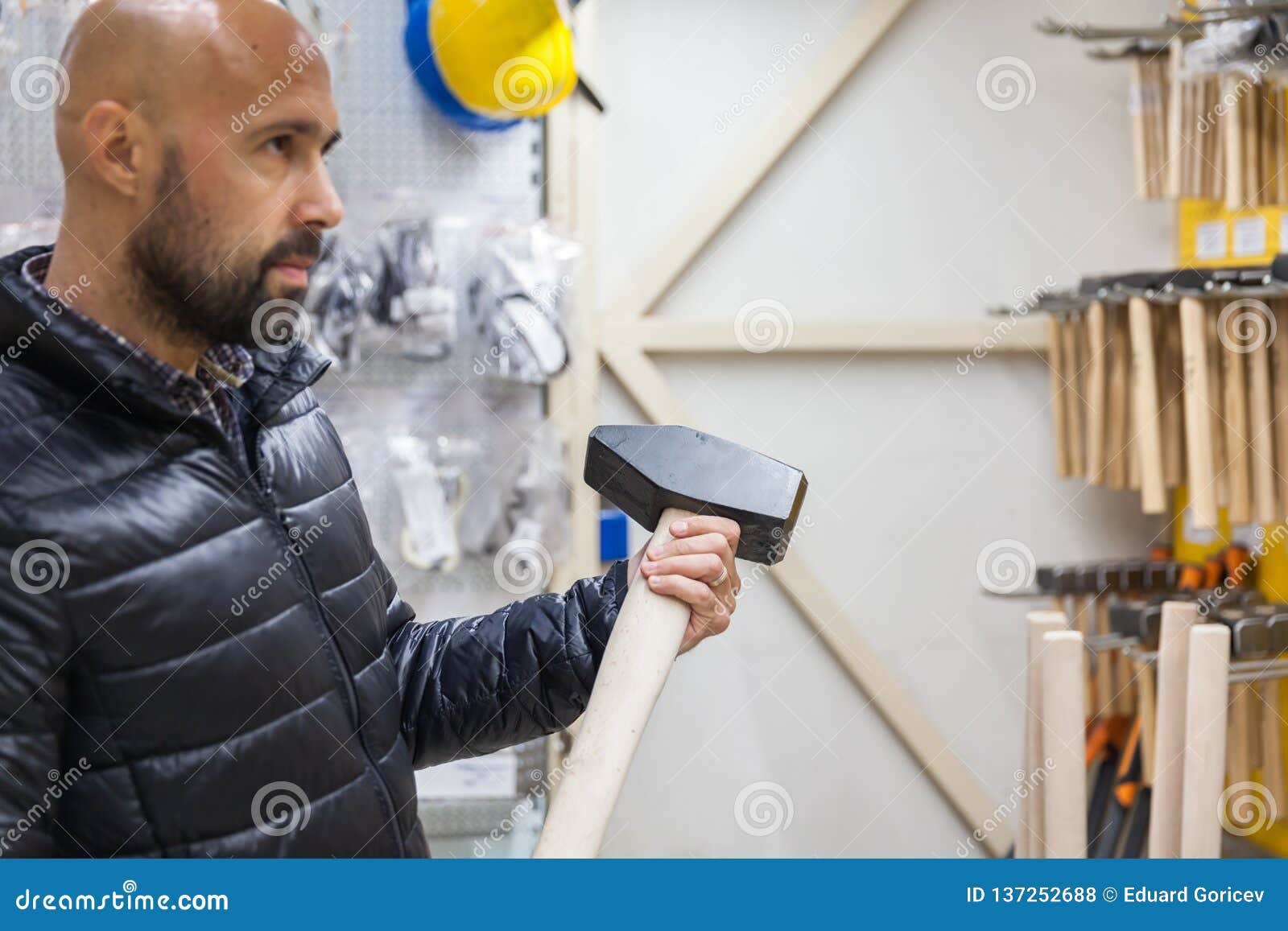 Jeune Homme Achetant Un Outil De Bricolage Dans Le Magasin De Matériel  Photo stock - Image du option, aide: 137252688