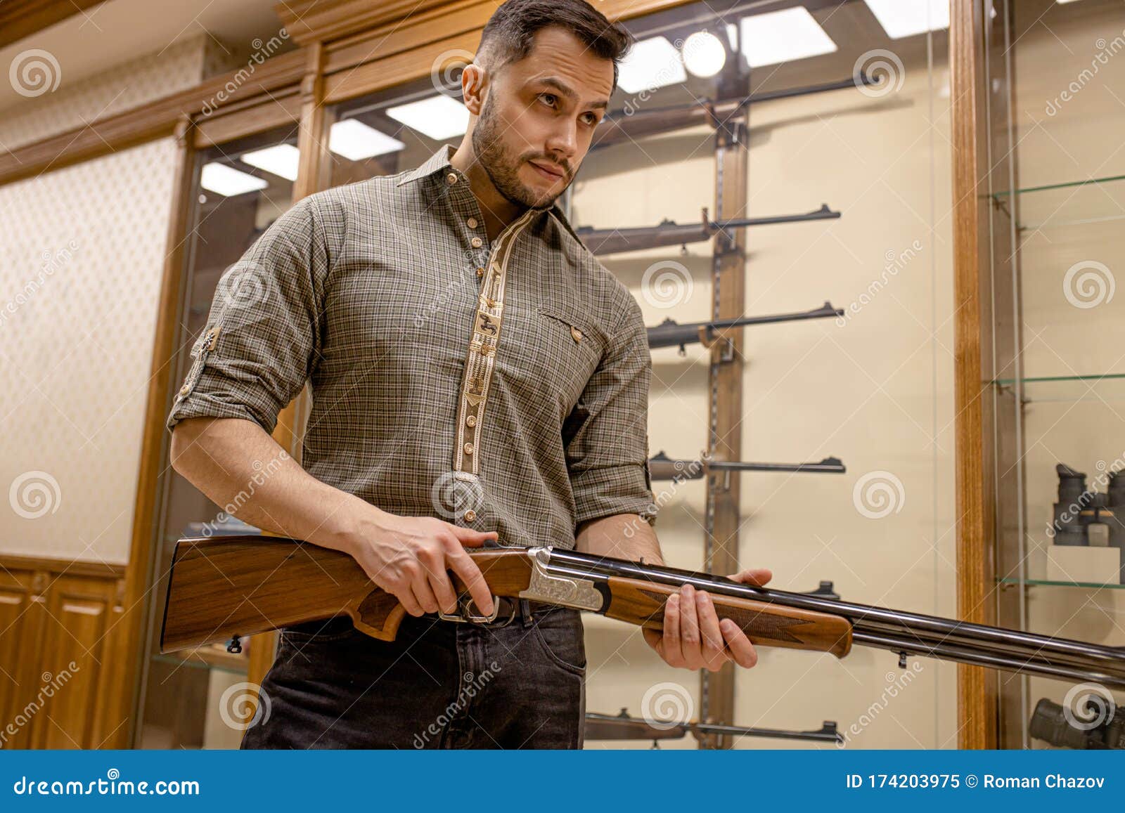 Jeune Homme Adulte Avec Le Fusil Dans Le Magasin D'armes à Feu Image stock  - Image du attaque, dangereux: 174203975