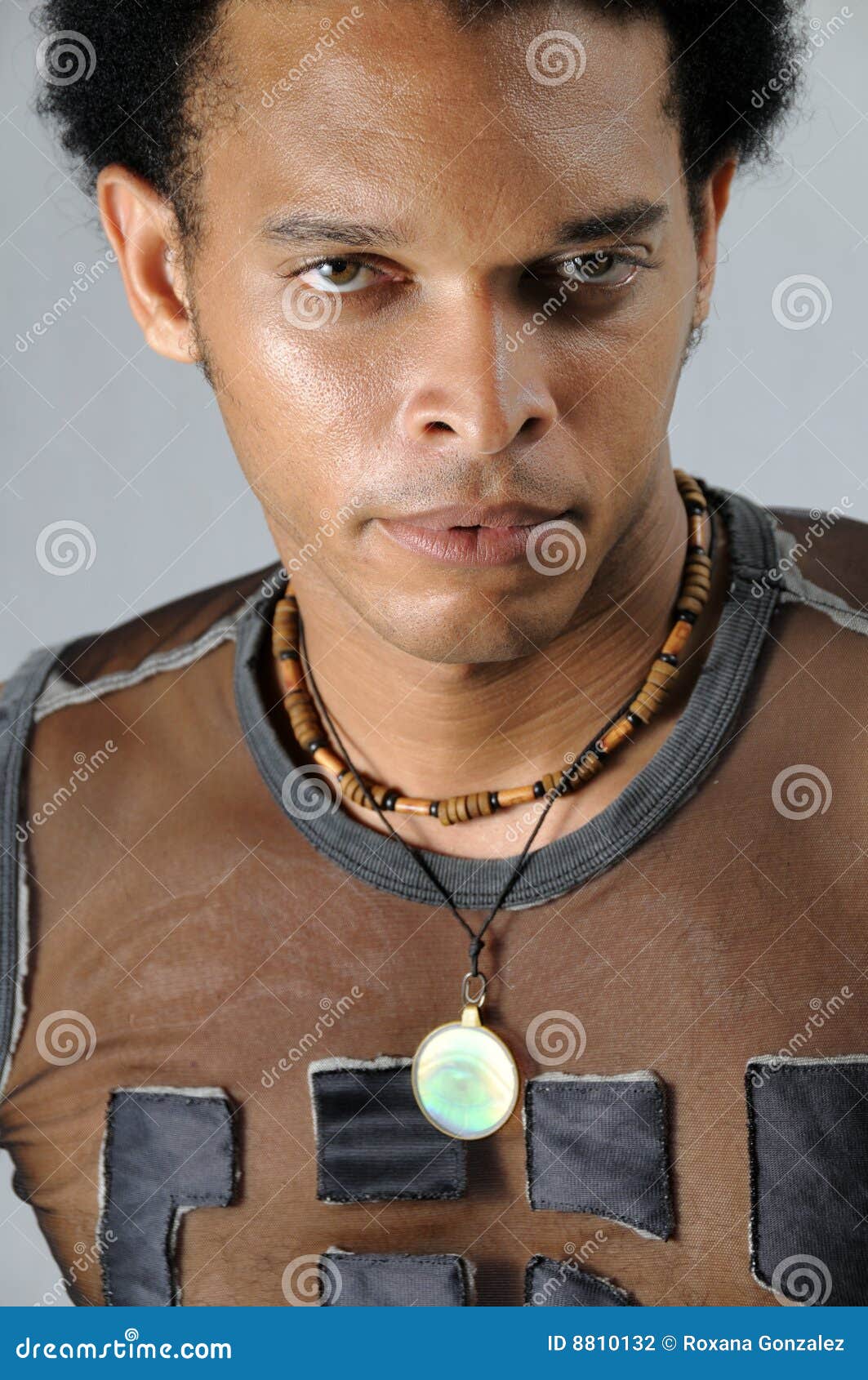 Jeune homme africain photo stock. Image du exotique, mignon 8810132