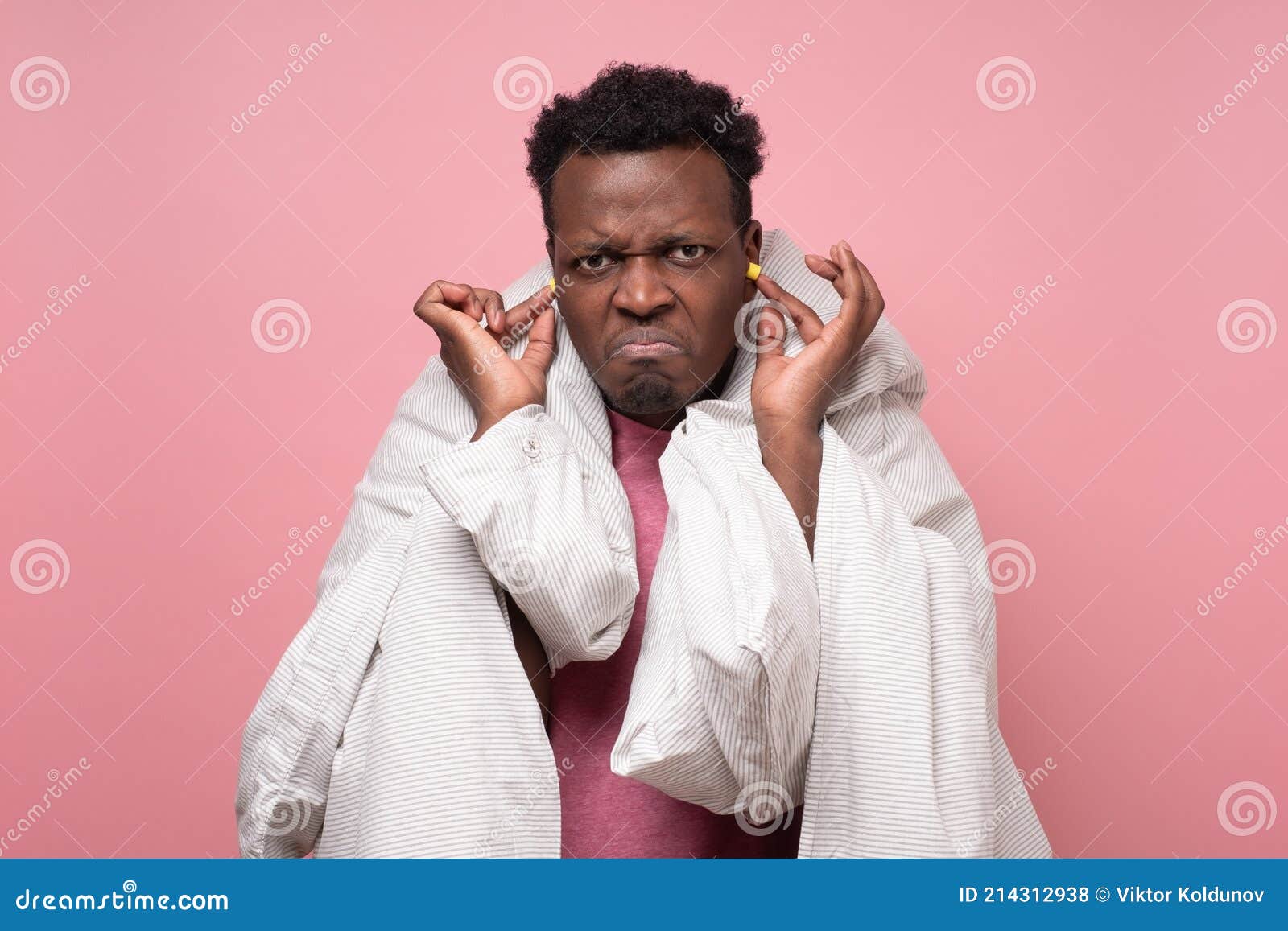 Jeune Homme Africain Stressé Insérant Une Boule D'oreille Dans Son Oreille  Pour La Protection Contre Le Bruit Photo stock - Image du fort, bruit:  214312938
