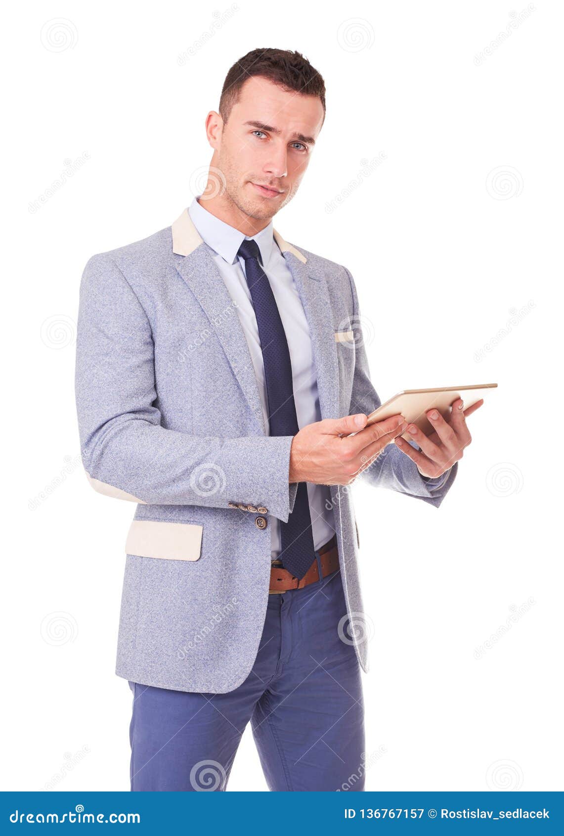 Jeune homme avec la tablette. Homme avec l'ordinateur de tablette D'isolement sur le fond blanc