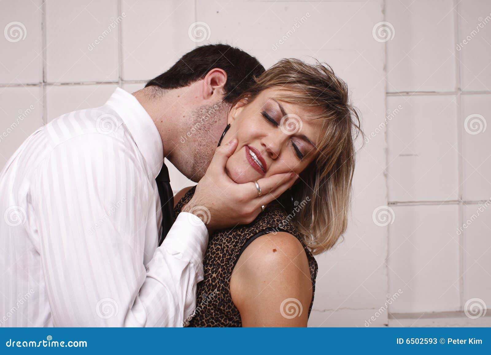 Femme mature touchant un jeune homme