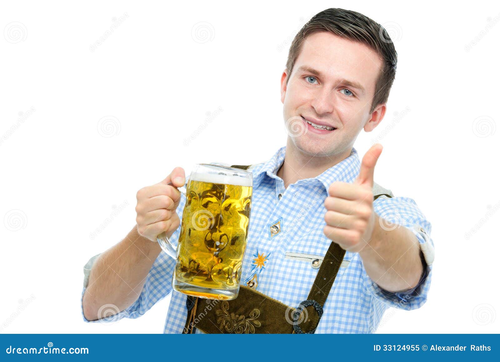 Jeune homme avec une chope en grès de bière d'Oktoberfest. Le jeune homme dans le tracht bavarois traditionnel tient la chope en grès de bière d'Oktoberfest et montre le pouce