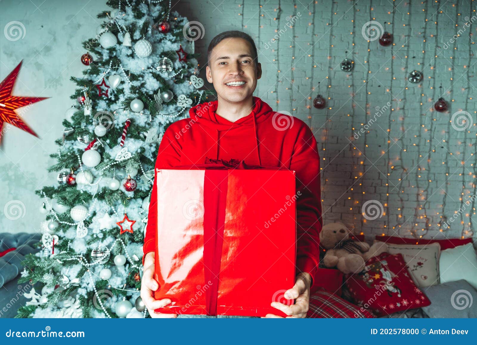 Jeune Homme Avec Des Cadeaux De Noël