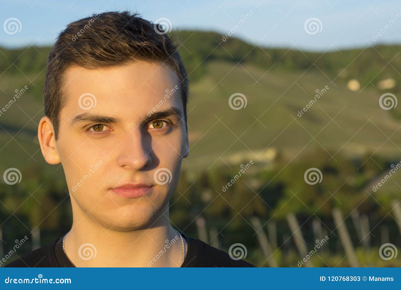 Jeune Homme Bel Avec Les Yeux Bruns Regardant Lappareil