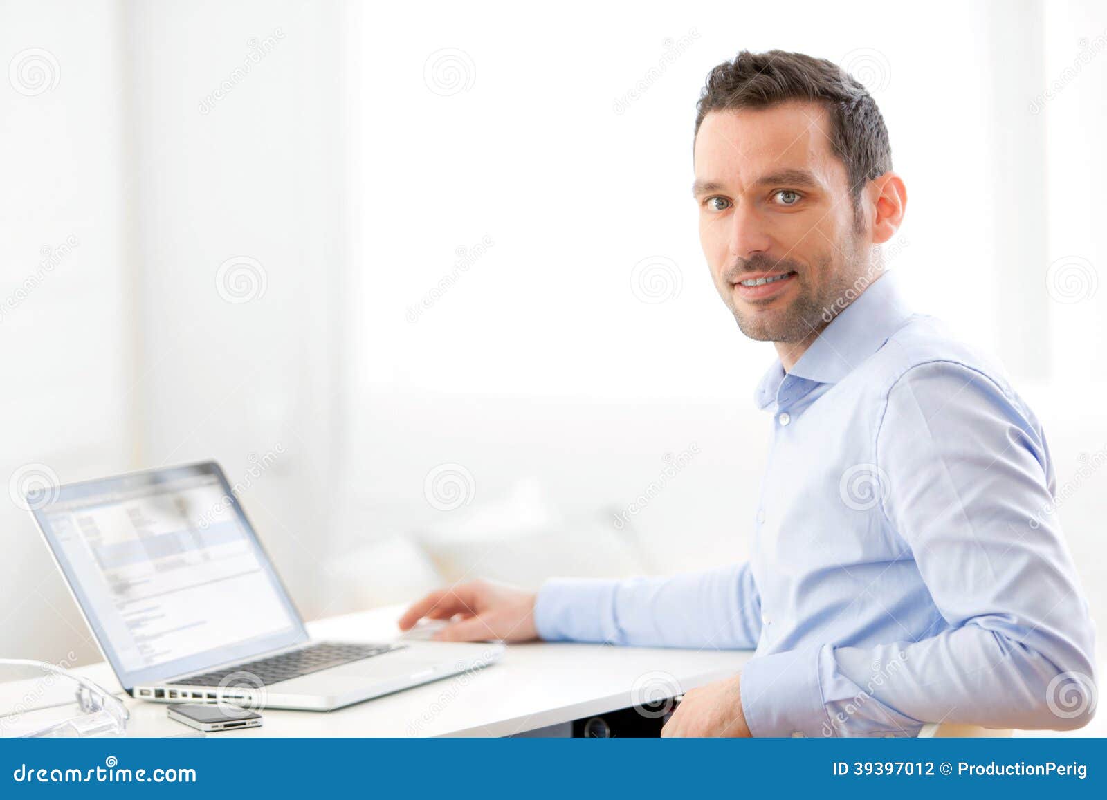 Jeune homme d'affaires travaillant à la maison sur son ordinateur portable