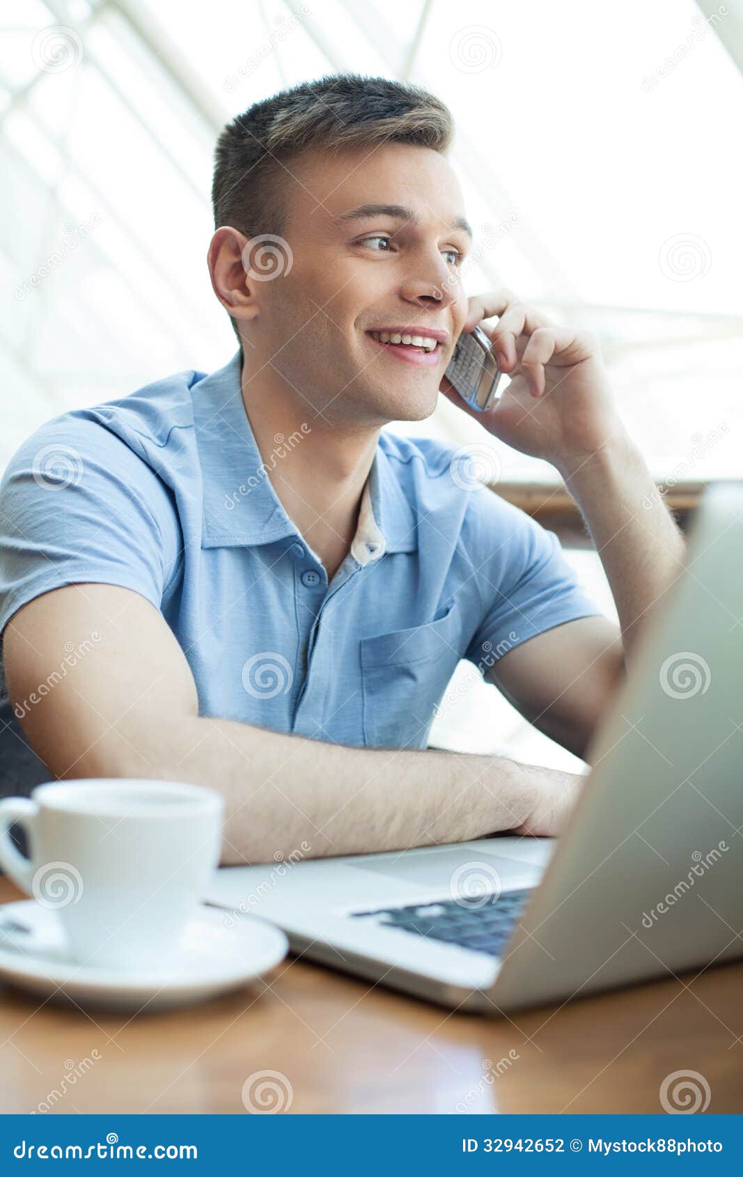Jeune Homme Dans Le Restaurant. Photo stock Image du technologie