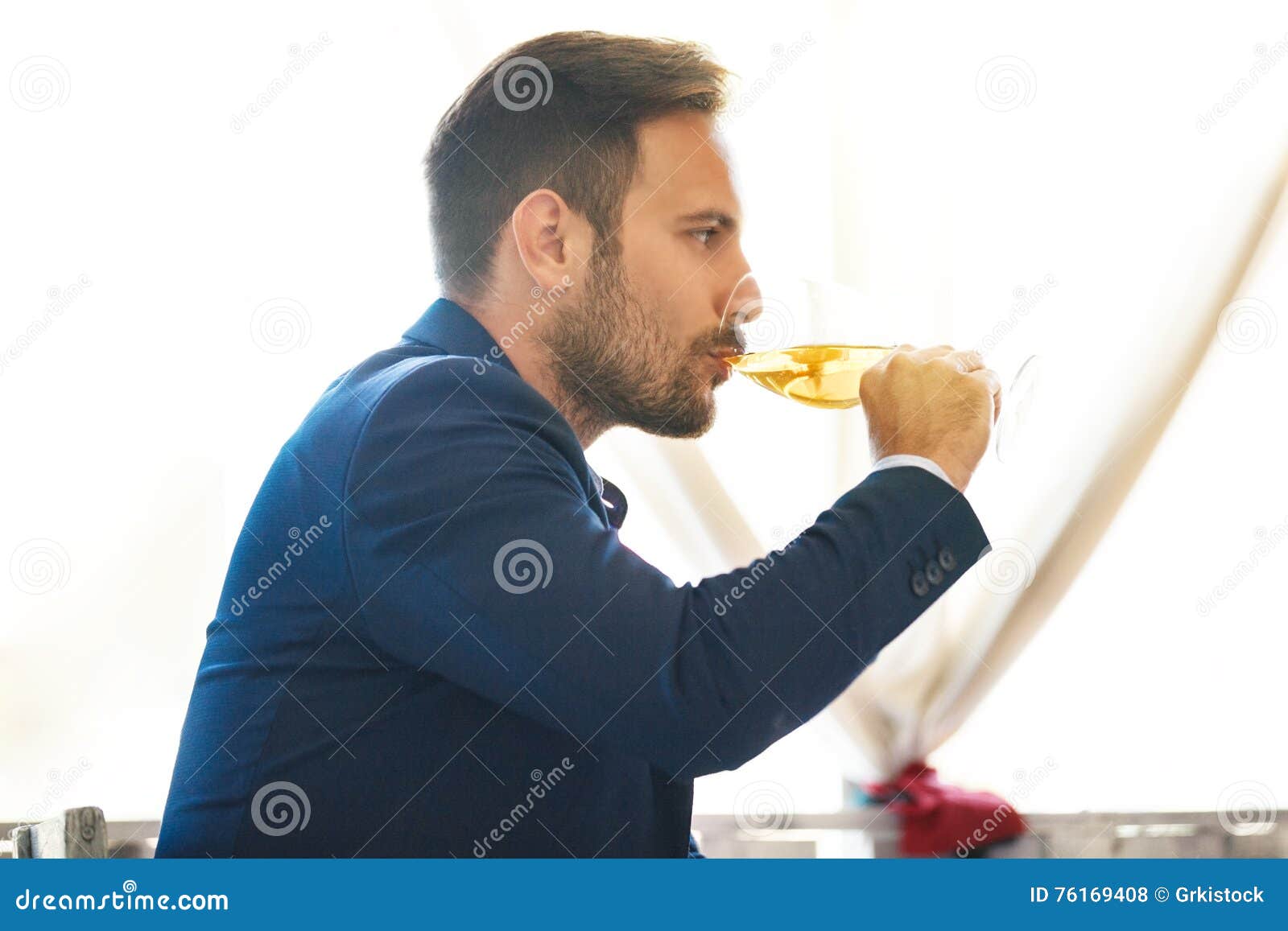 Jeune Homme Dans Le Restaurant Photo stock Image du jeune, type 76169408