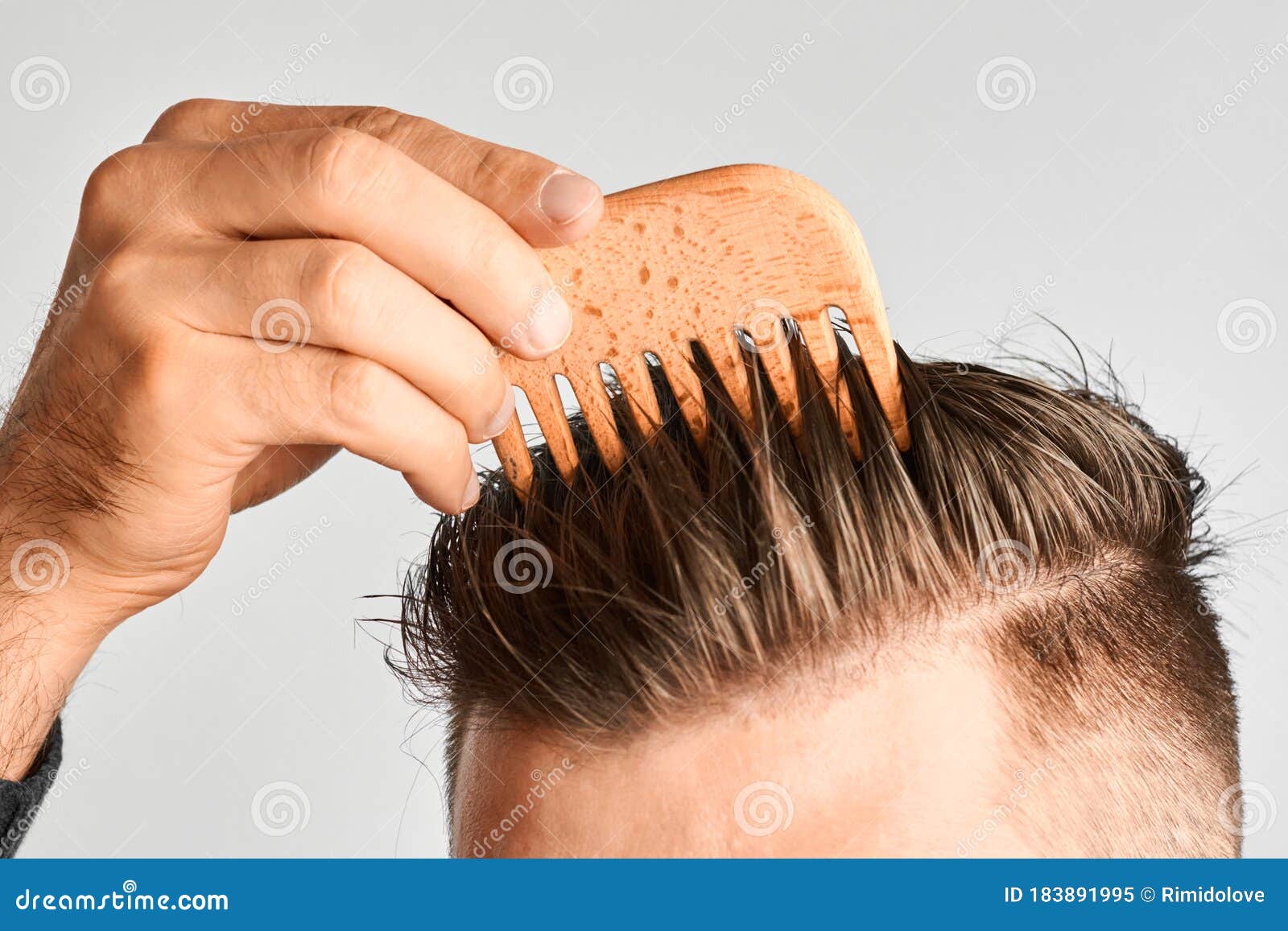 Homme Se Brosser Les Cheveux Avec Un Peigne En Bois