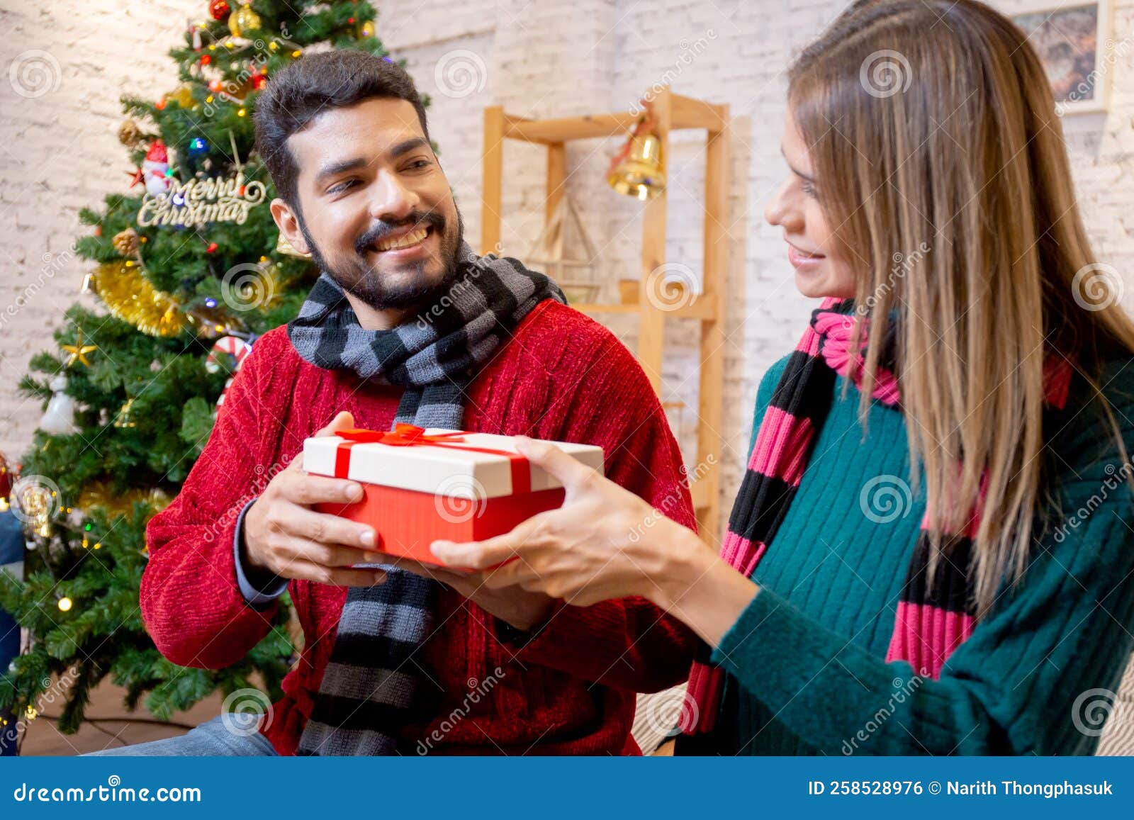 Jeune Homme Donnant Des Cadeaux Pour Petite Amie Surprise Fête Noël  Ensemble à La Maison. Photo stock - Image du joie, vivre: 258528976