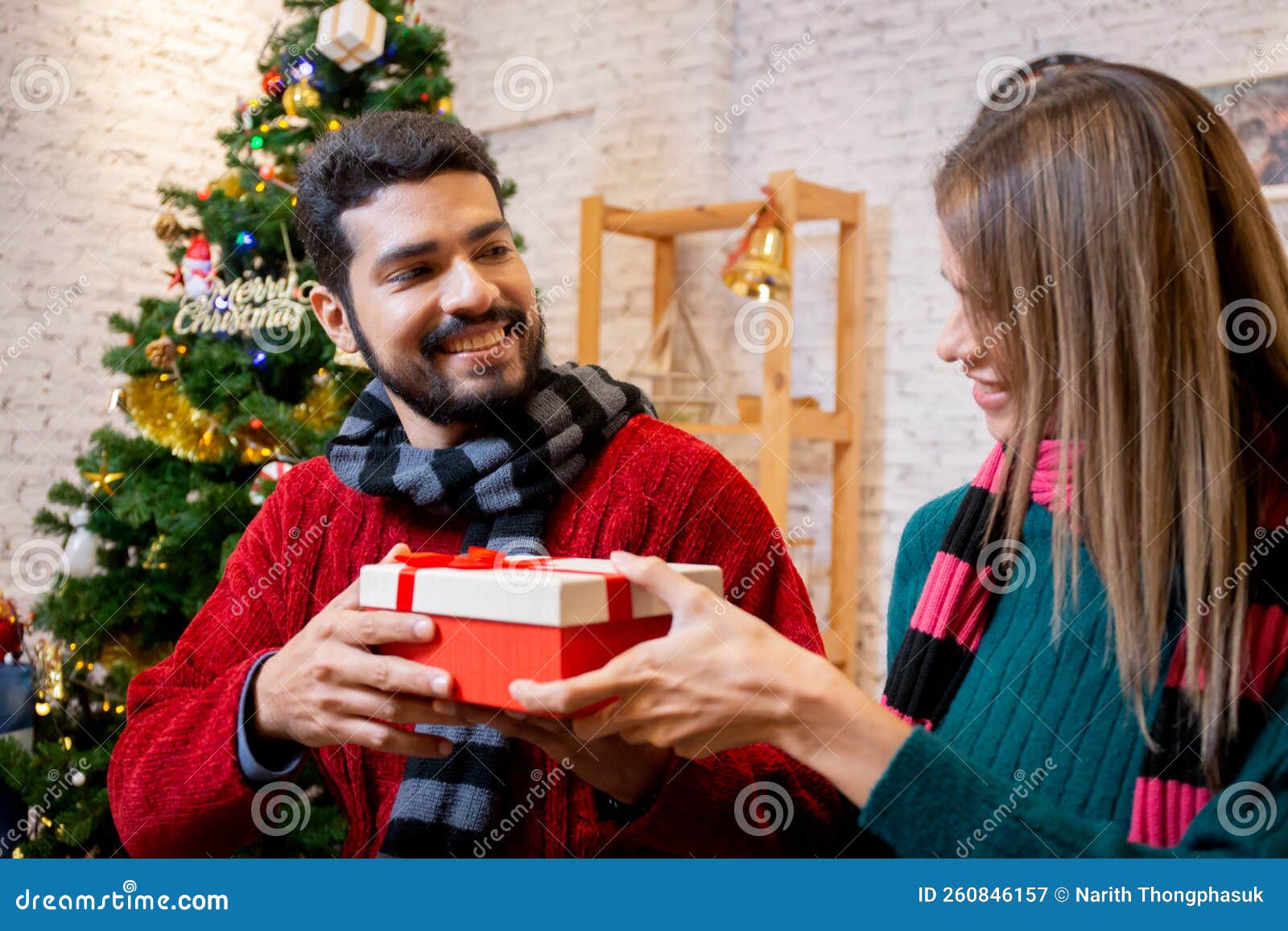 Jeune Homme Donnant Des Cadeaux Pour Petite Amie Surprise Fête Noël  Ensemble à La Maison. Image stock - Image du cadeau, adulte: 260846157