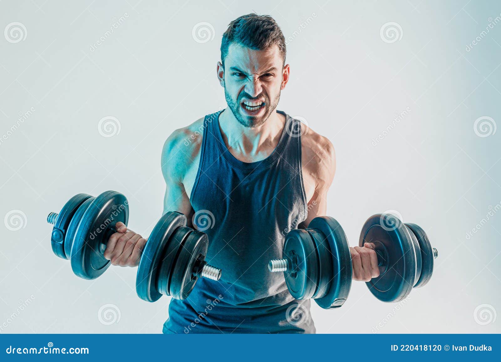 concept de sport et de musculation. un homme européen barbu musclé