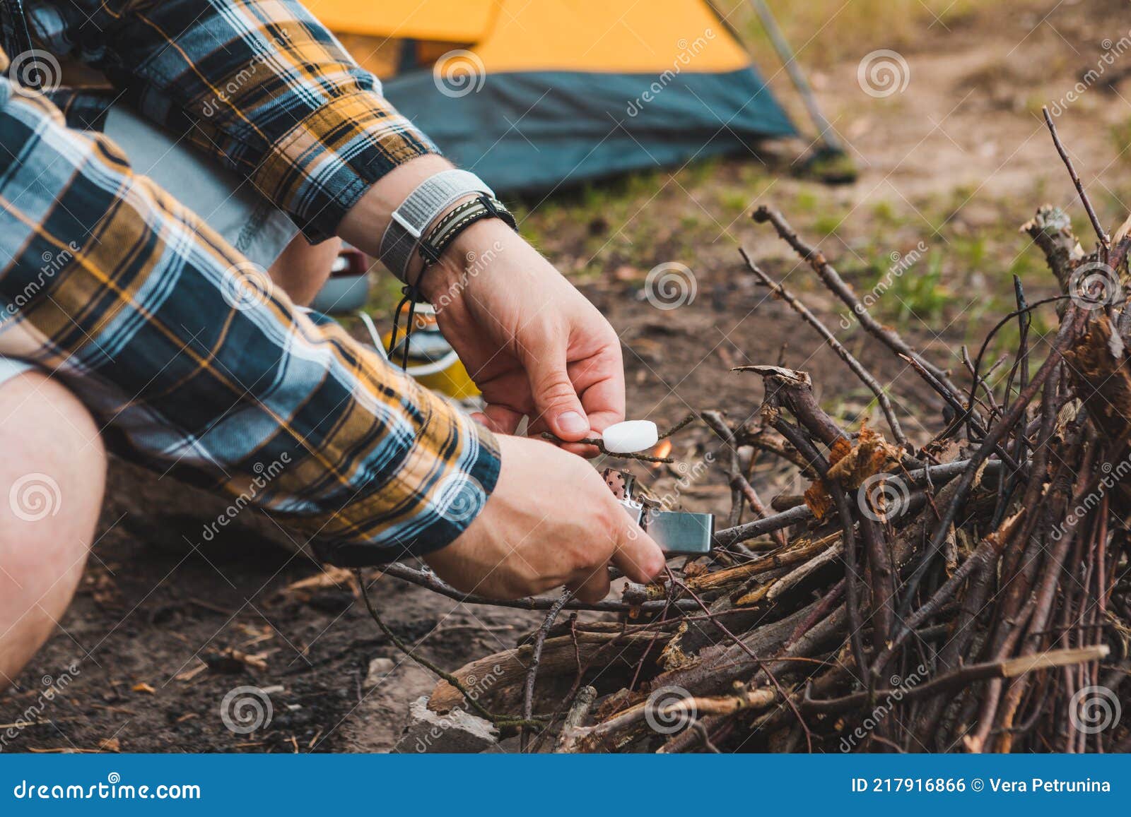 Jeune Homme Fort Allumer Un Feu Au Camping Tente Jaune Sur Fond