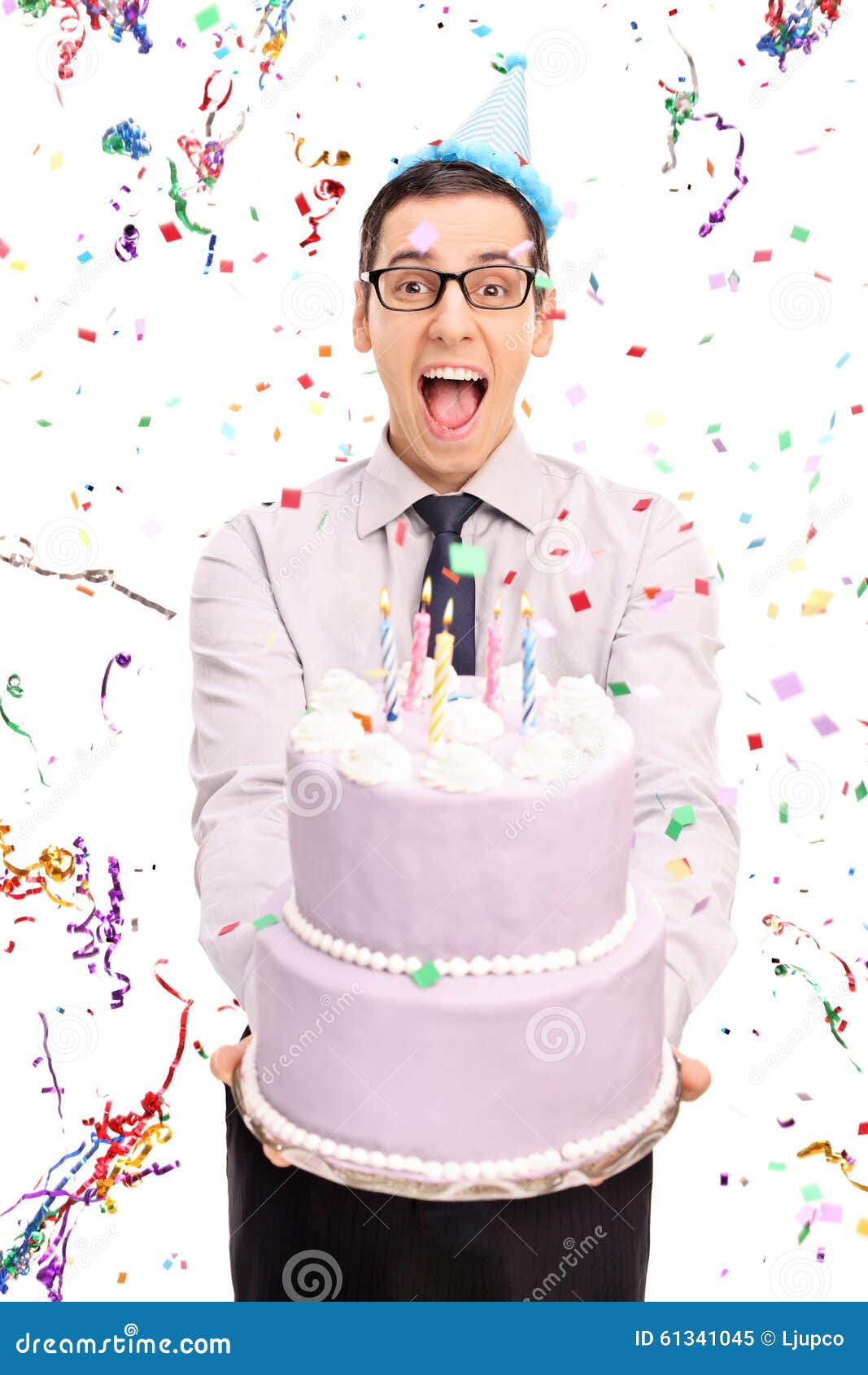 Jeune Homme Joyeux Tenant Un Gateau D Anniversaire Image Stock Image Du Heureux Sort Jeune Homme Joyeux Tenant Un Gateau D Anniversaire Image Stock Image Du Heureux Sort