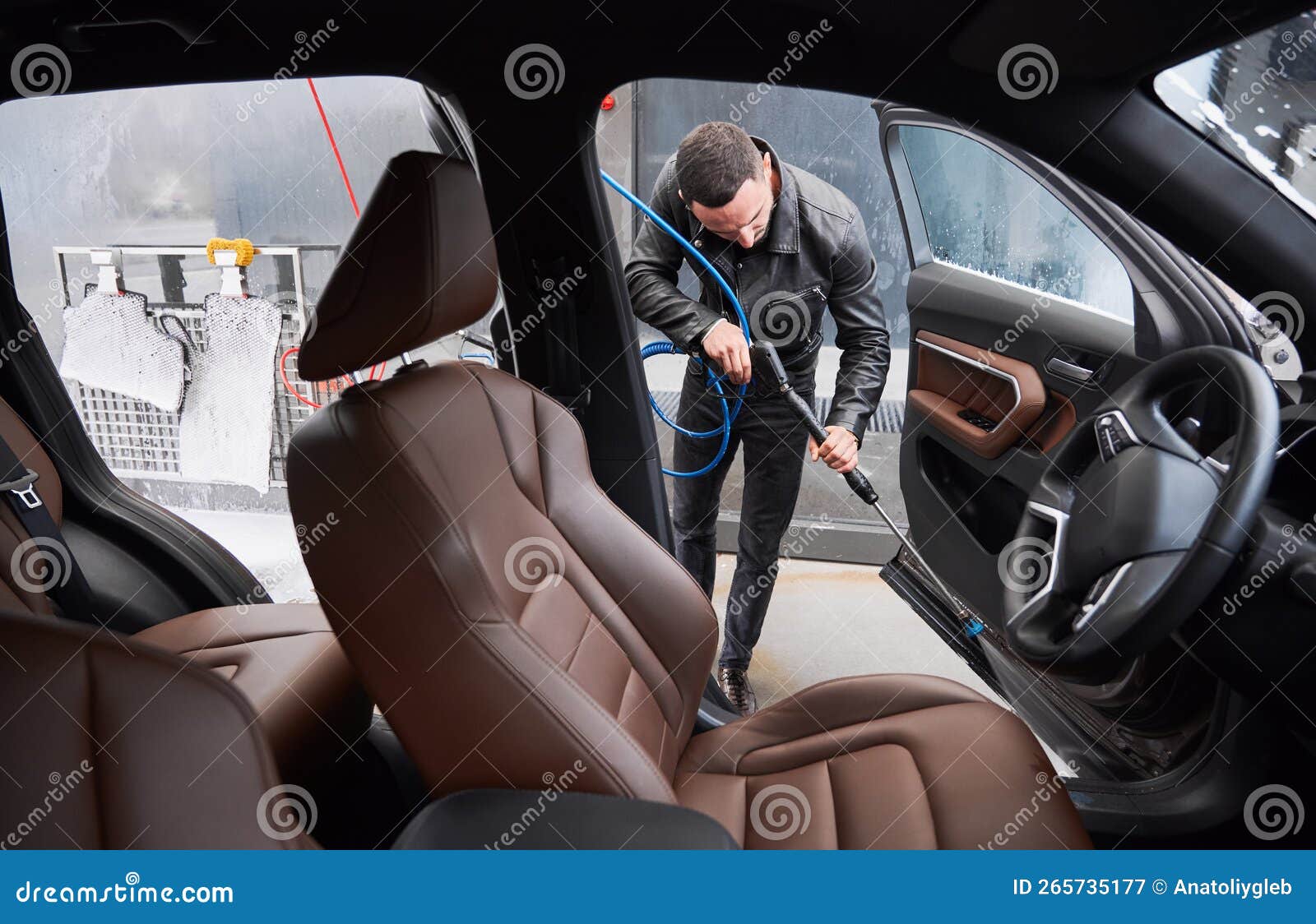 Laveuse De Voiture Désinfectant L'intérieur Du Véhicule Photo