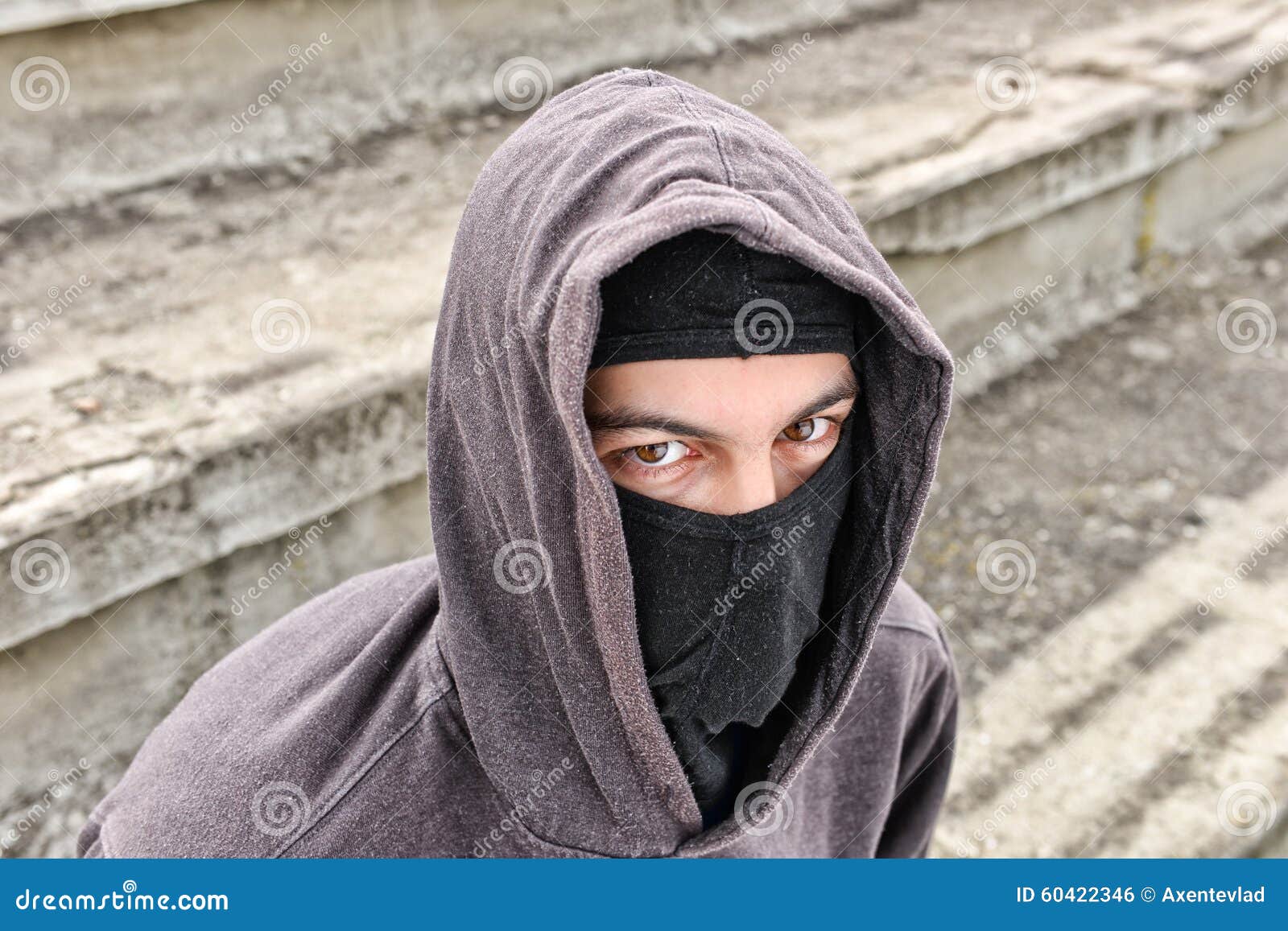 Jeune Homme Méconnaissable Utilisant Le Passe-montagne Noir Se Reposant Sur  Vieux Photo stock - Image du type, voleur: 60422346