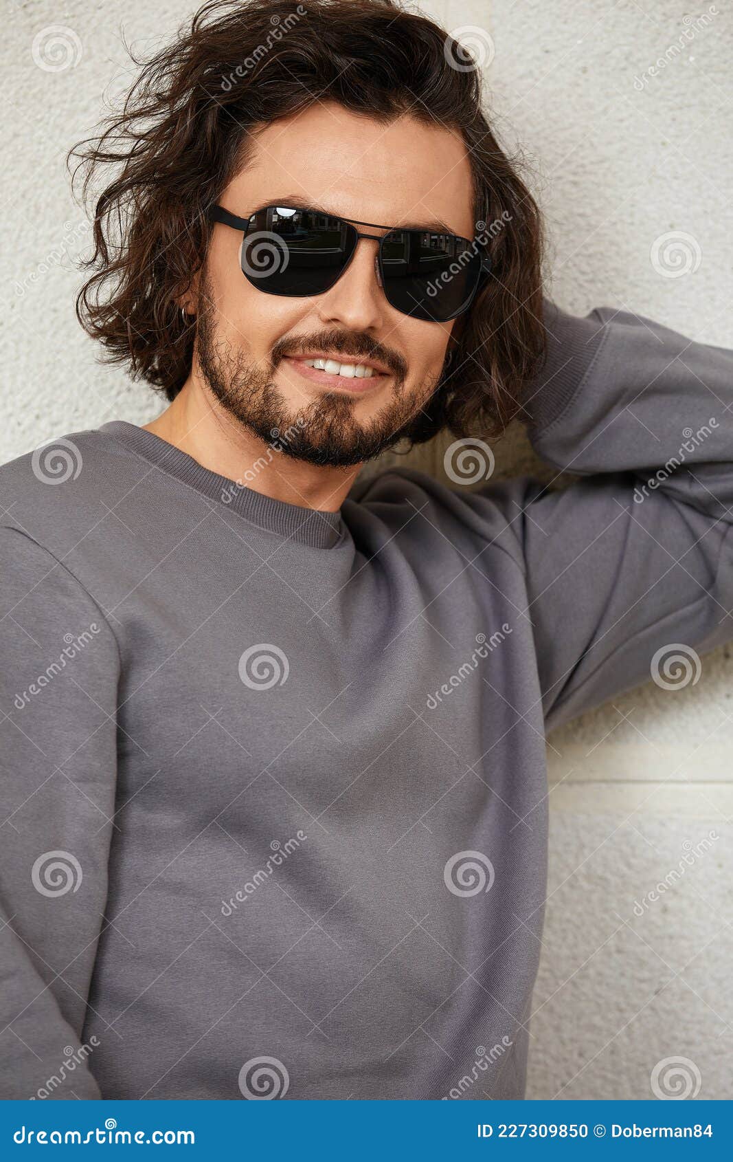 Beau Jeune Homme À Lunettes De Soleil Modernes. Accessoires Pour