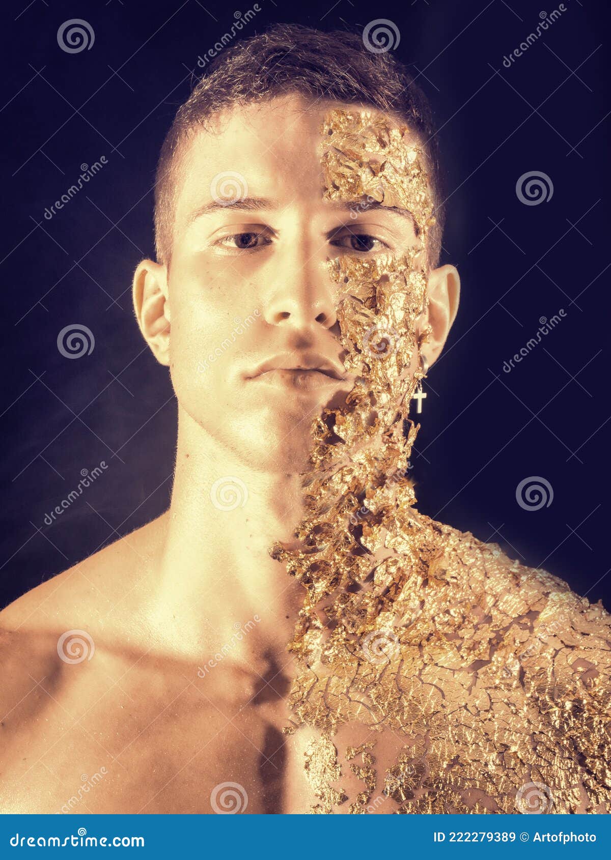 Jeune Homme Musclé Couvert De Taches D'or Image stock - Image du