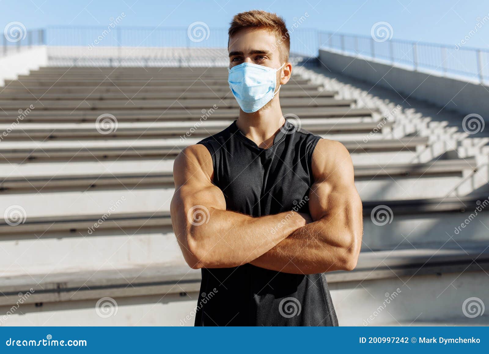 Jeune Homme Musculaire Sportif Dans Le Masque Médical Pour Sa Position De  Tête Dans Le Syndrome Respiratoire Aigu Sévère Sain De Q Photo stock -  Image du épidémie, isolement: 200997242