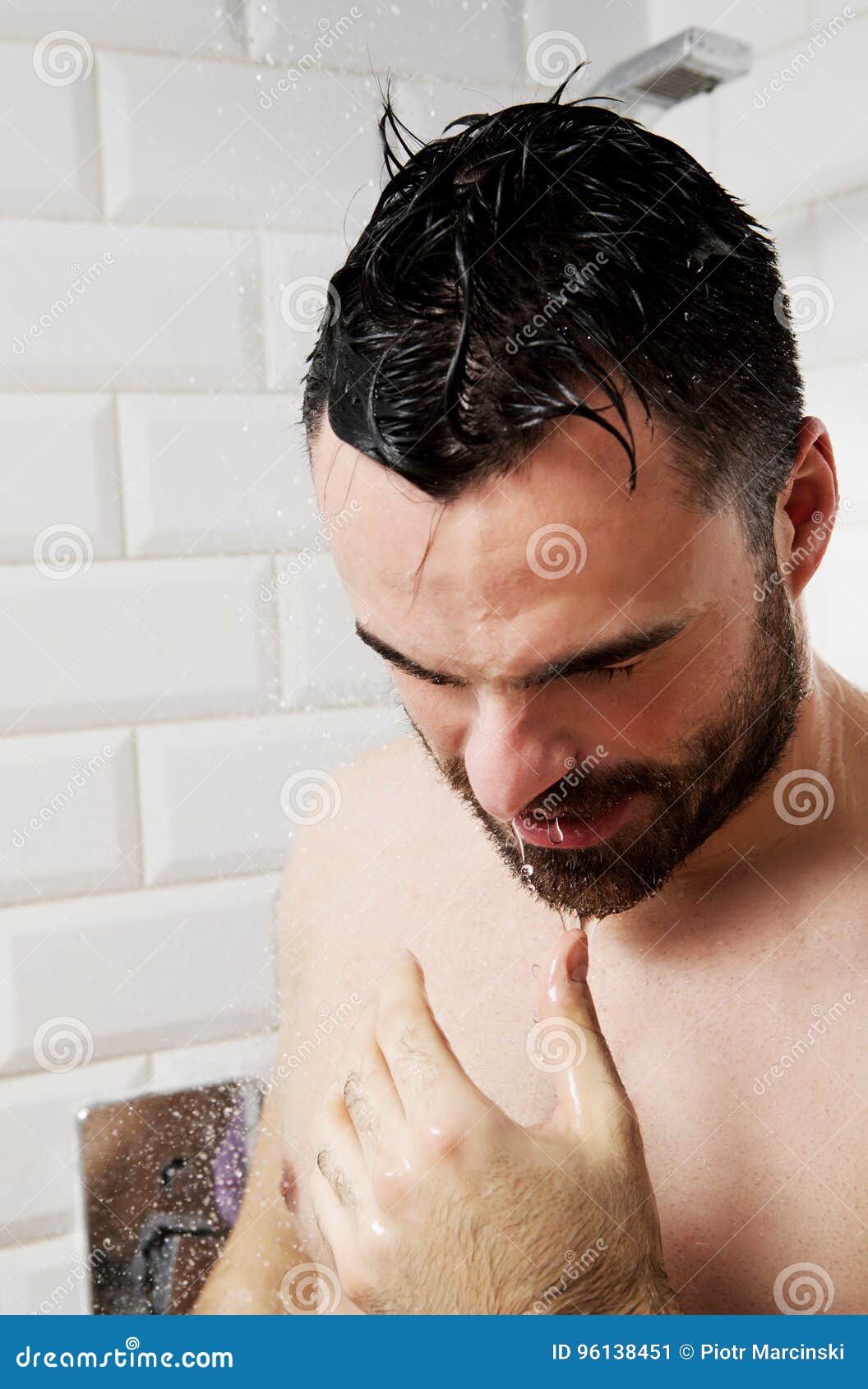 Nu Dans La Salle De Bain Jeune Homme Nu Beau Prenant La Douche Dans La Salle De Bains Image stock - Image du matin, masculin: 96138451