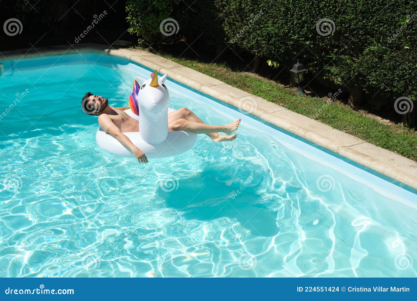 Photo libre de droit de Homme Sur Anneau Gonflable Dans La Piscine banque  d'images et plus d'images libres de droit de Hommes - Hommes, Piscine, Slip  de bain - iStock