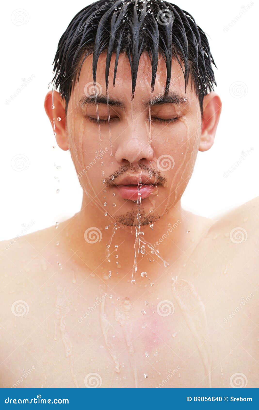 Jeune Homme Prenant Une Douche Et Une Position Sous L
