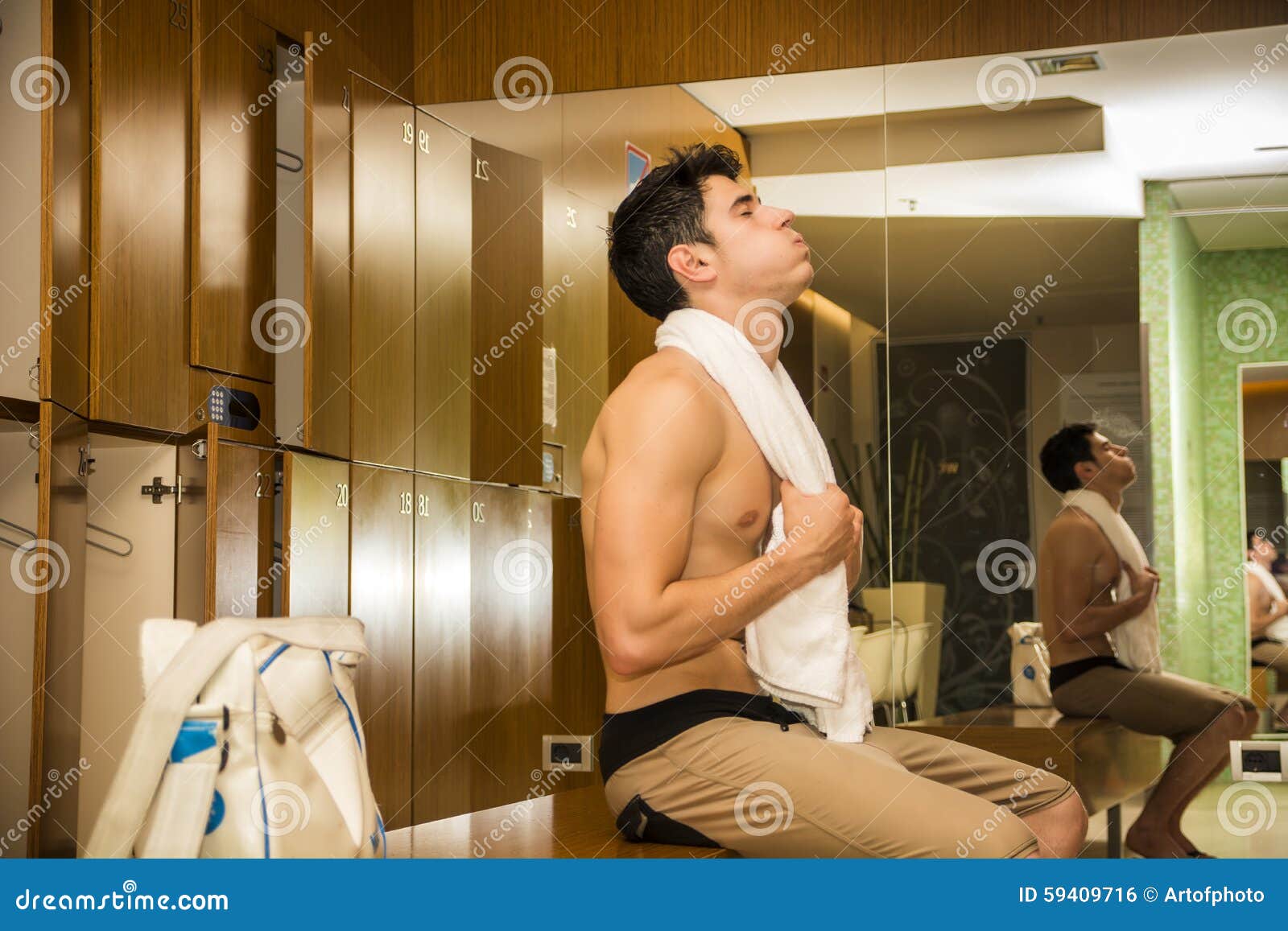 Jeune Homme Se Reposant Dans Le Vestiaire Après Séance D'entraînement Photo  stock - Image du profil, banc: 59409716