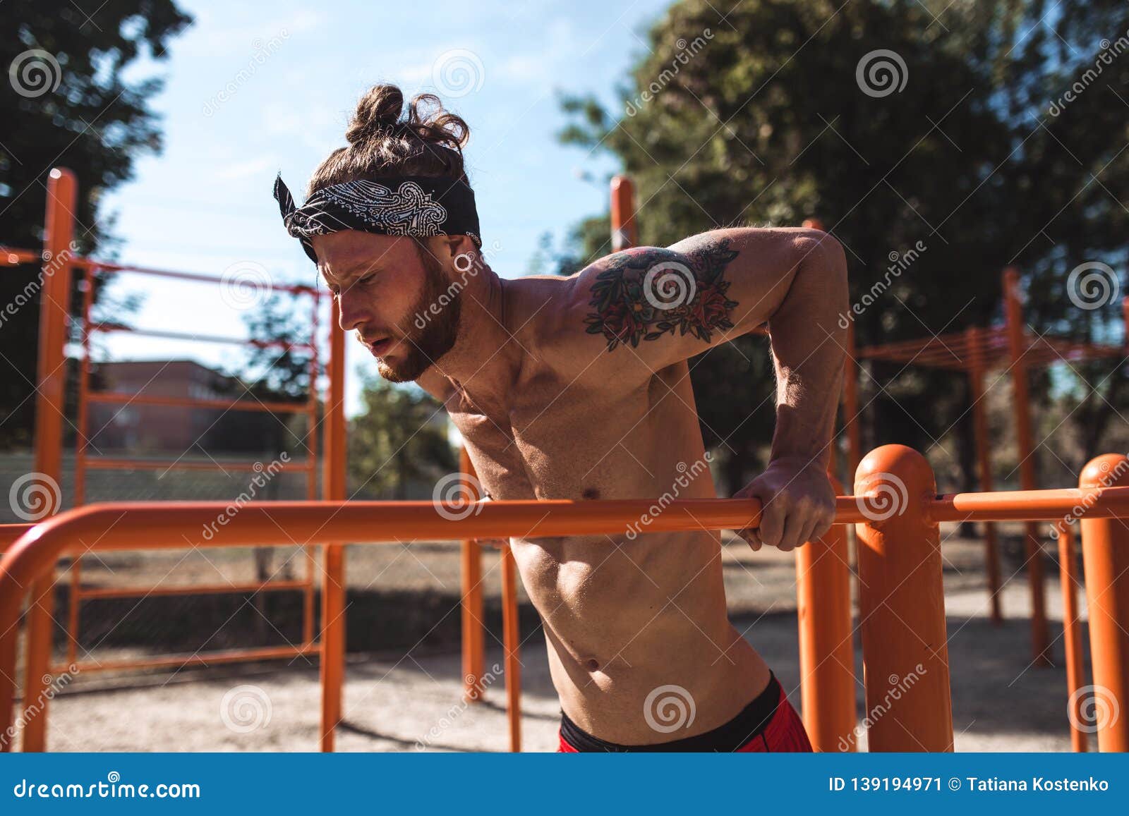 Jeune Homme Sportif Portant Des Vêtements De Sport Et Un Bandeau